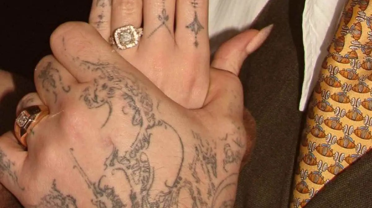 Πασίγνωστος τραγουδιστής έκανε πρόταση γάμου στην σύντροφό του (ΦΩΤΟ)