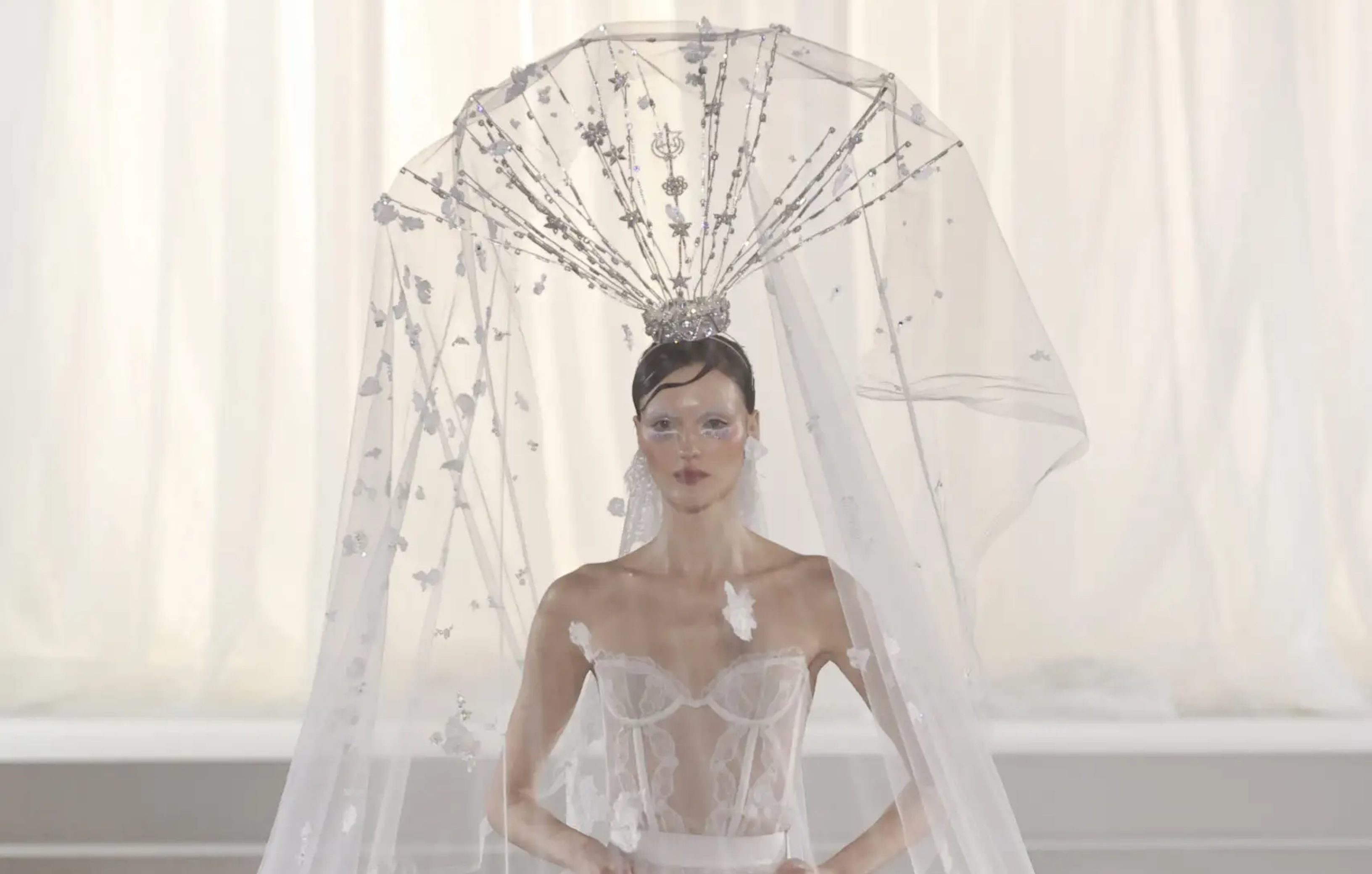 Celia Kritharioti: Γιορτάζει το ντεμπούτο της στη Fédération με μια συλλογή που εδραιώνει την ελληνική Υψηλή Ραπτική στη διεθνή σκηνή