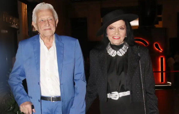 Παραμένει στο νοσοκομείο η Ζωζώ Σαπουντζάκη: Ο σύντροφός της είναι και αυτός κλινήρης και δεν μπορεί να την επισκεφτεί