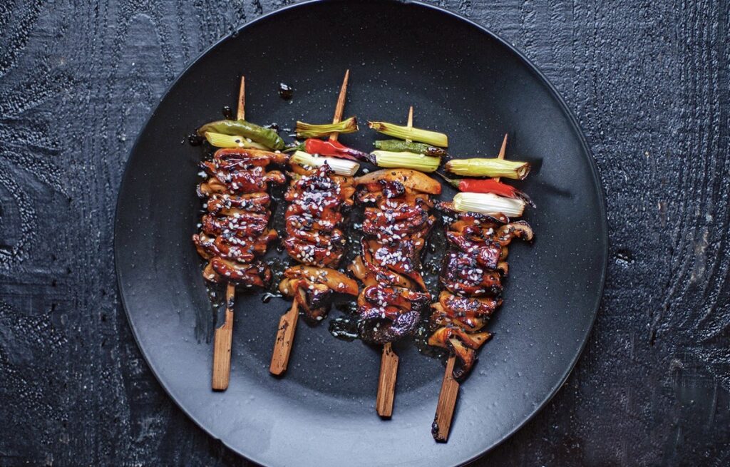 Έυκολη συνταγή για σουβλάκια μανιταριού με σάλτσα τεριγιάκι