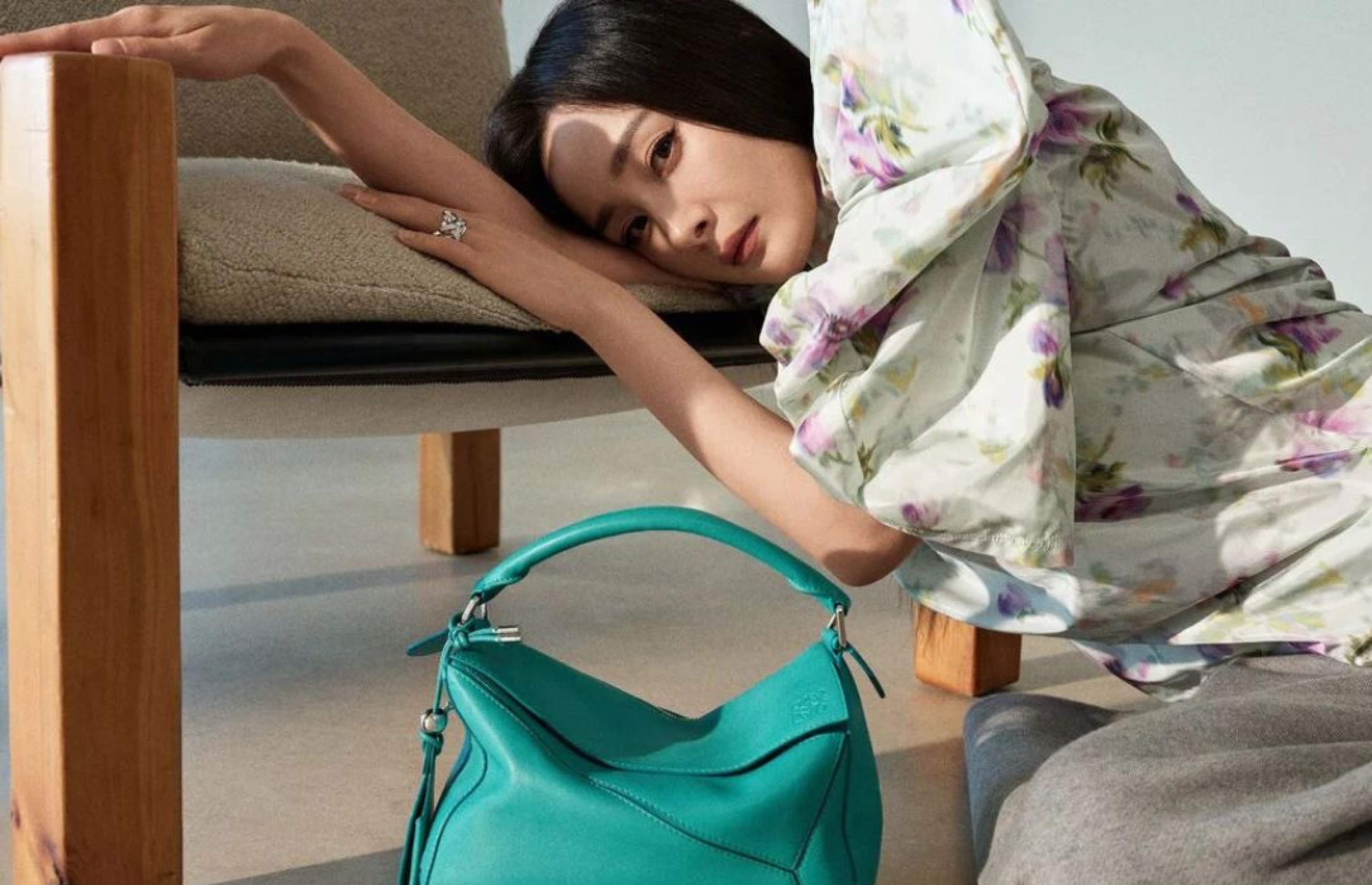 Πώς η τσάντα-γρίφος του οίκου Loewe έγινε σύγχρονο σύμβολο πολυτέλειας