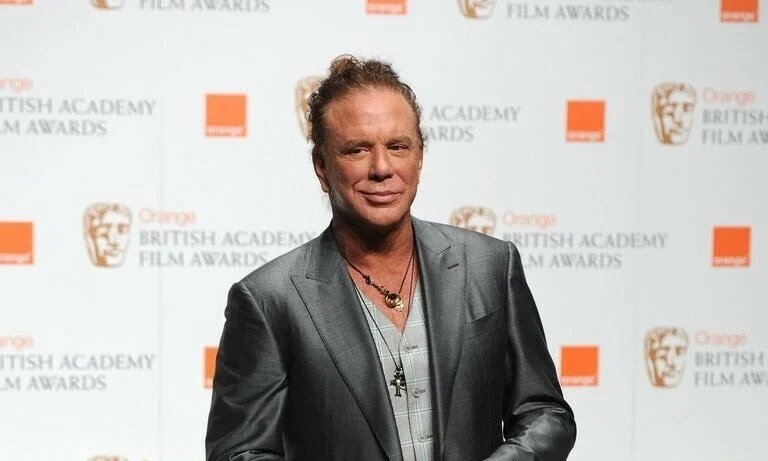 Η κατάρρευση ενός θρύλου – Άστεγος κινδυνεύει να μείνει ο Μίκι Ρουρκ