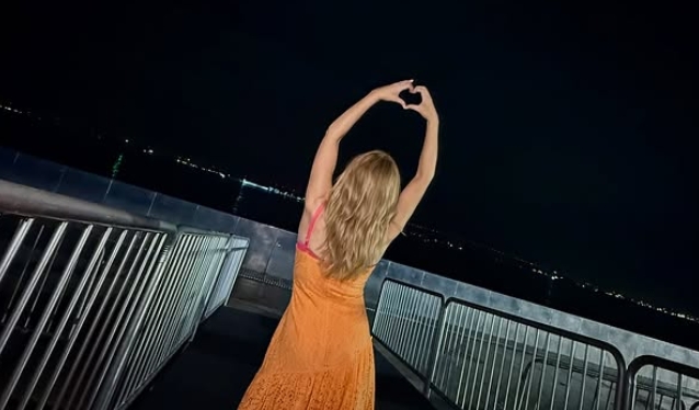 Πασίγνωστη τραγουδίστρια υποδέχτηκε τη νέα χρονιά… με τις πιτζάμες της και μία κούπα καφέ (ΦΩΤΟ)