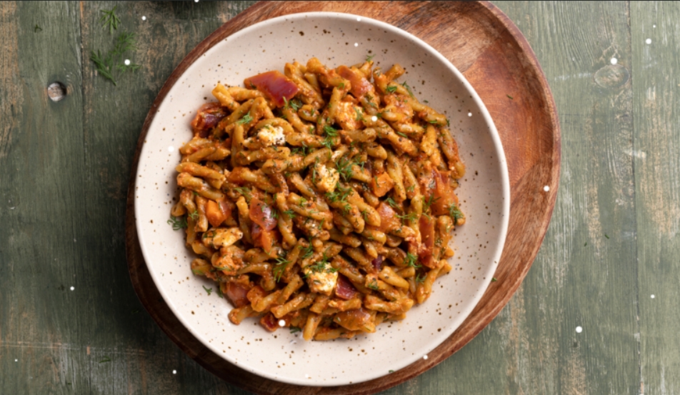 Συνταγή για πλεξούδες αρακά με σάλτσα ντομάτας, άνηθο και φέτα