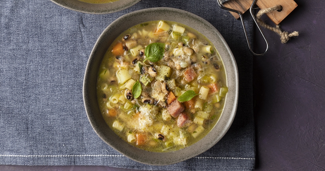 Συνταγή για νόστιμη σούπα μινεστρόνε με μαυρομάτικα και μπέικον