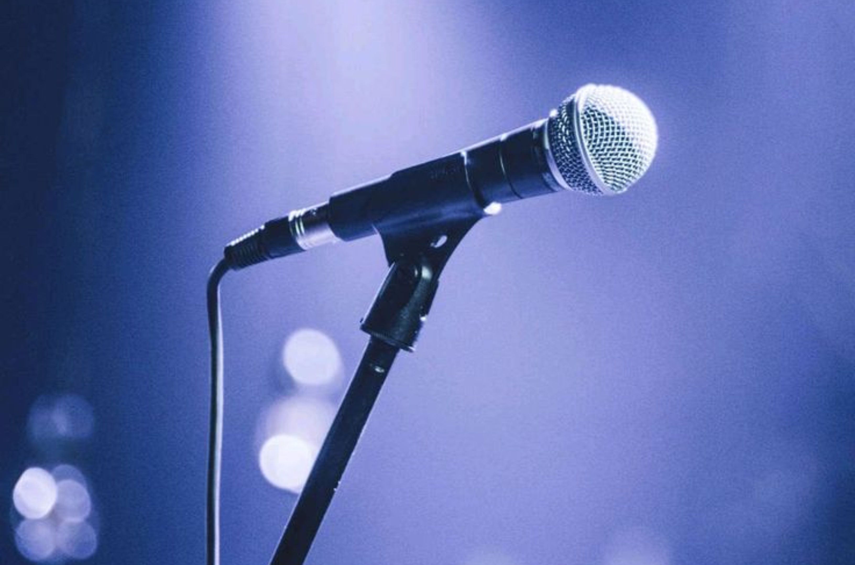 Απίστευτο σκηνικό: Πασίγνωστος τραγουδιστής προσπαθεί να φιλήσει στο στόμα με το ζόρι παρουσιάστρια (ΒΙΝΤΕΟ)