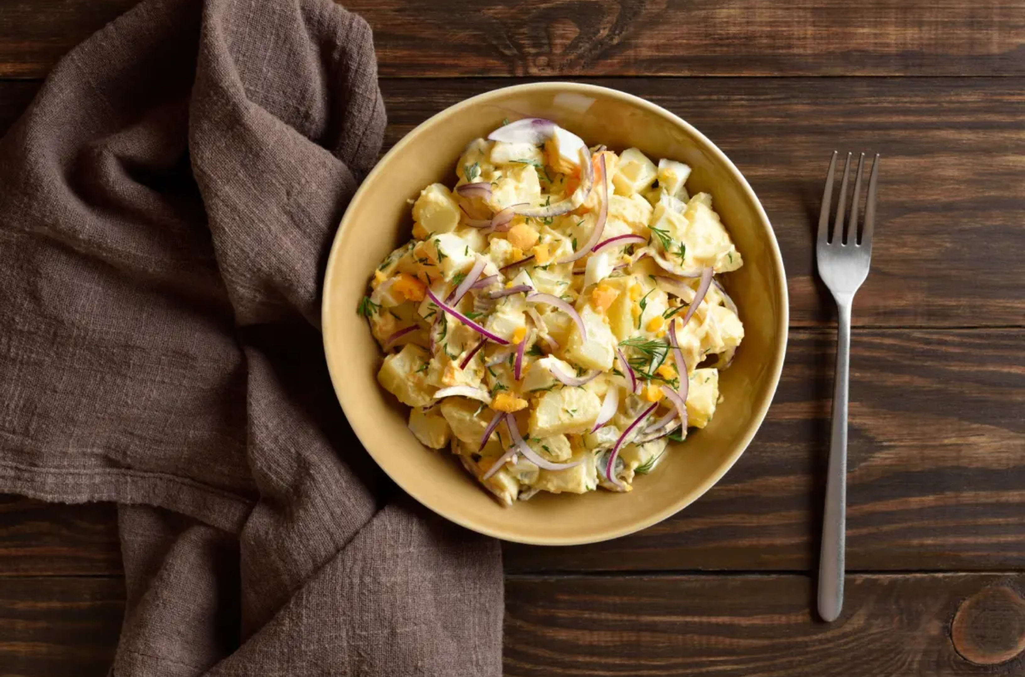 Εύκολη συνταγή για πατατοσαλάτα με αβγό και μυρωδικά