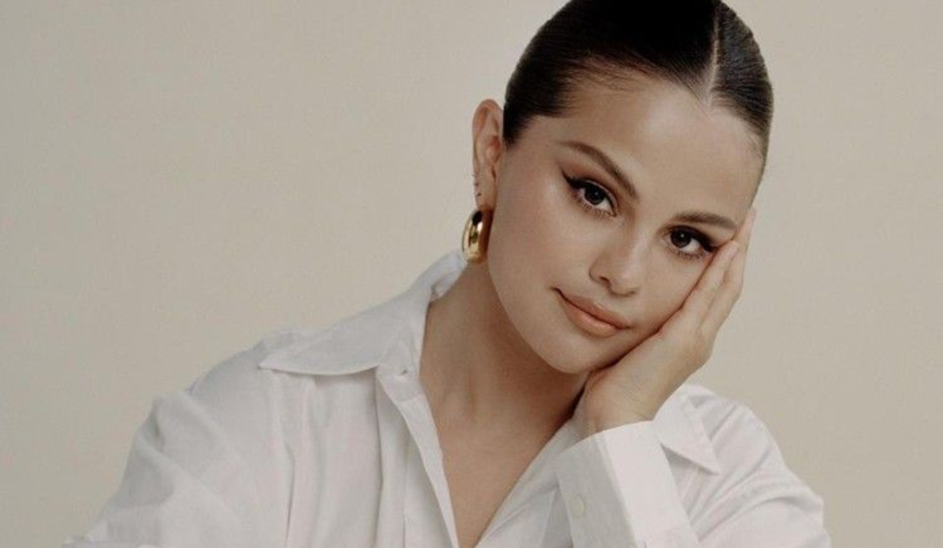 Η Selena Gomez αφήνει τις red carpet τουαλέτες και επιλέγει μια φούστα των 20 ευρώ (ΦΩΤΟ)