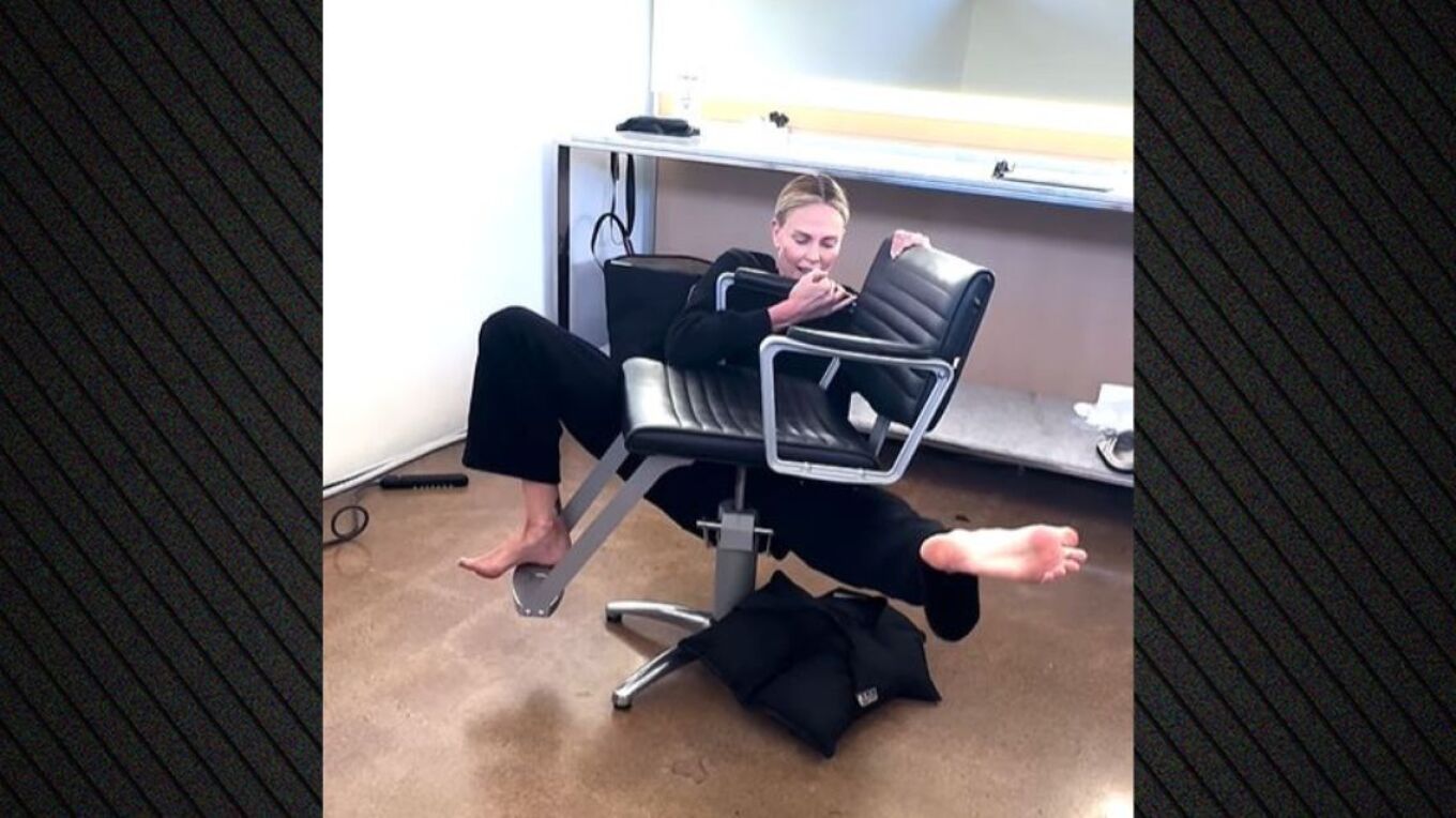 Τα ακροβατικά της Σαρλίζ Θερόν σε μία καρέκλα, δείτε βίντεο