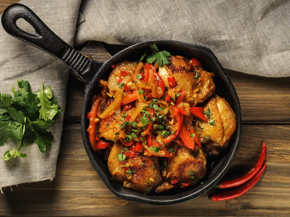 Συνταγή για κοτόπουλο με spicy σως και λαχανικά