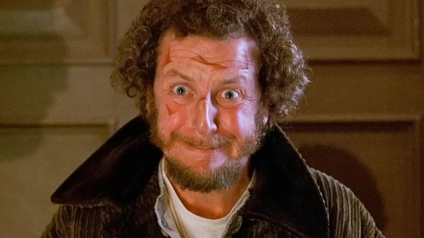 Ο «κακός» από το Μόνος στο Σπίτι κατηγορείται ότι επιχείρησε να προσλάβει ιερόδουλη – To πρόστιμο και η καταγγελία