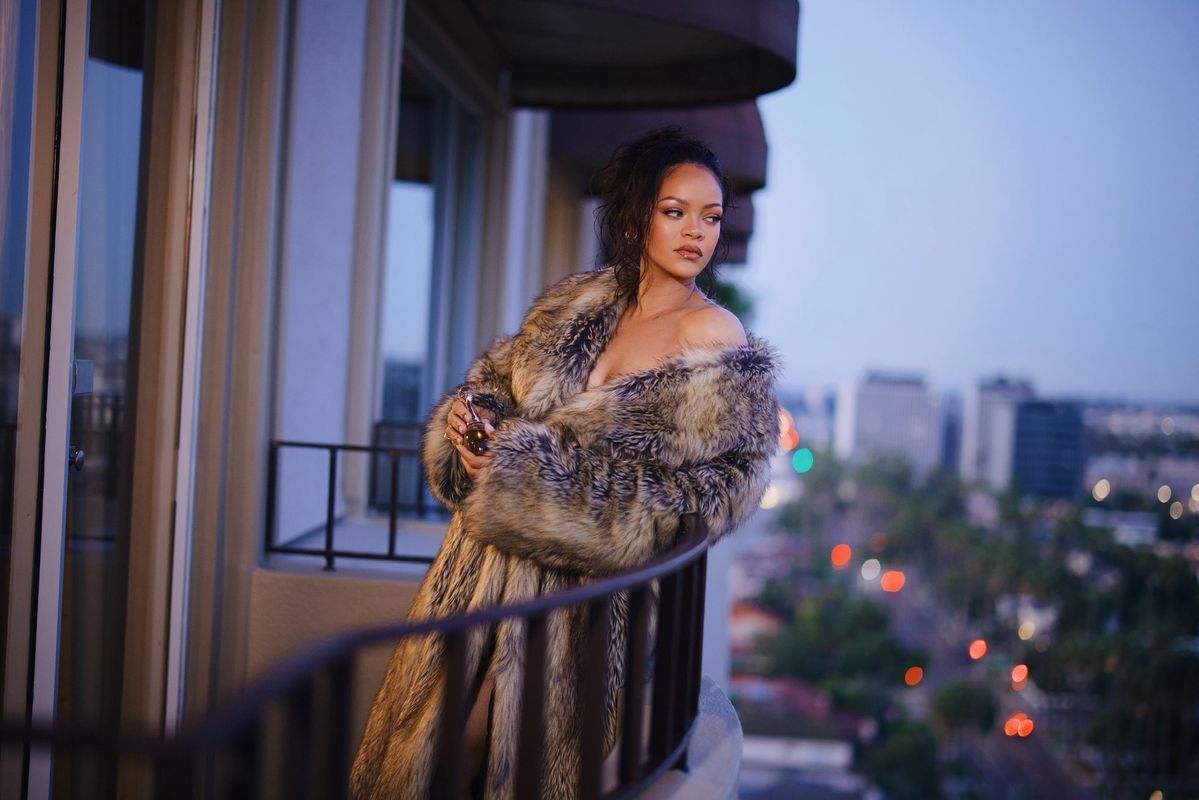 H iconic total black Dior εμφάνιση της Ριάνα  στο ντεμπούτο του Τζόναθαν Άντερσον (ΒΙΝΤΕΟ)