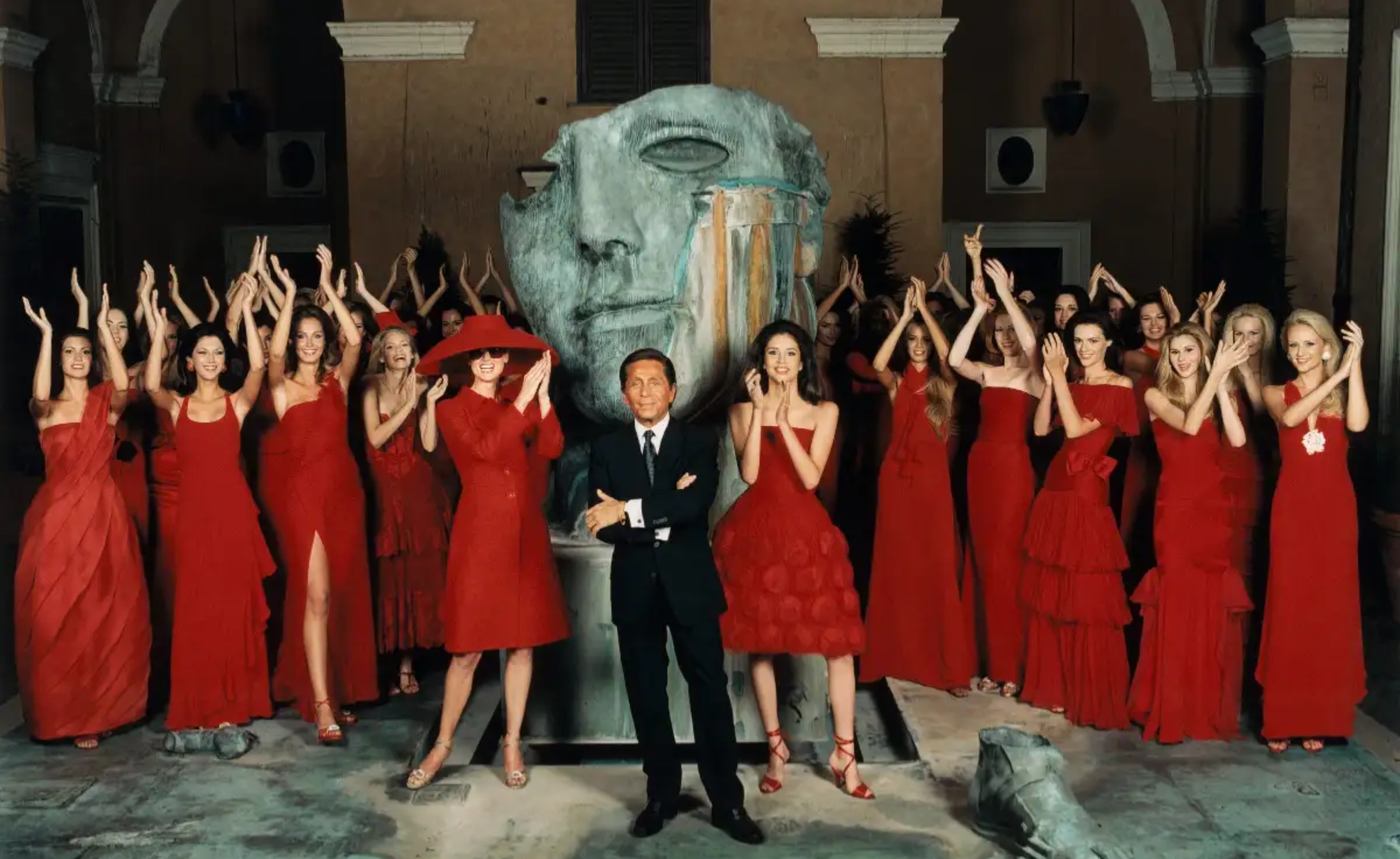 To «κόκκινο φόρεμα» Βαλεντίνο και η ιστορία του – Γιατί είναι τάση μέχρι σήμερα