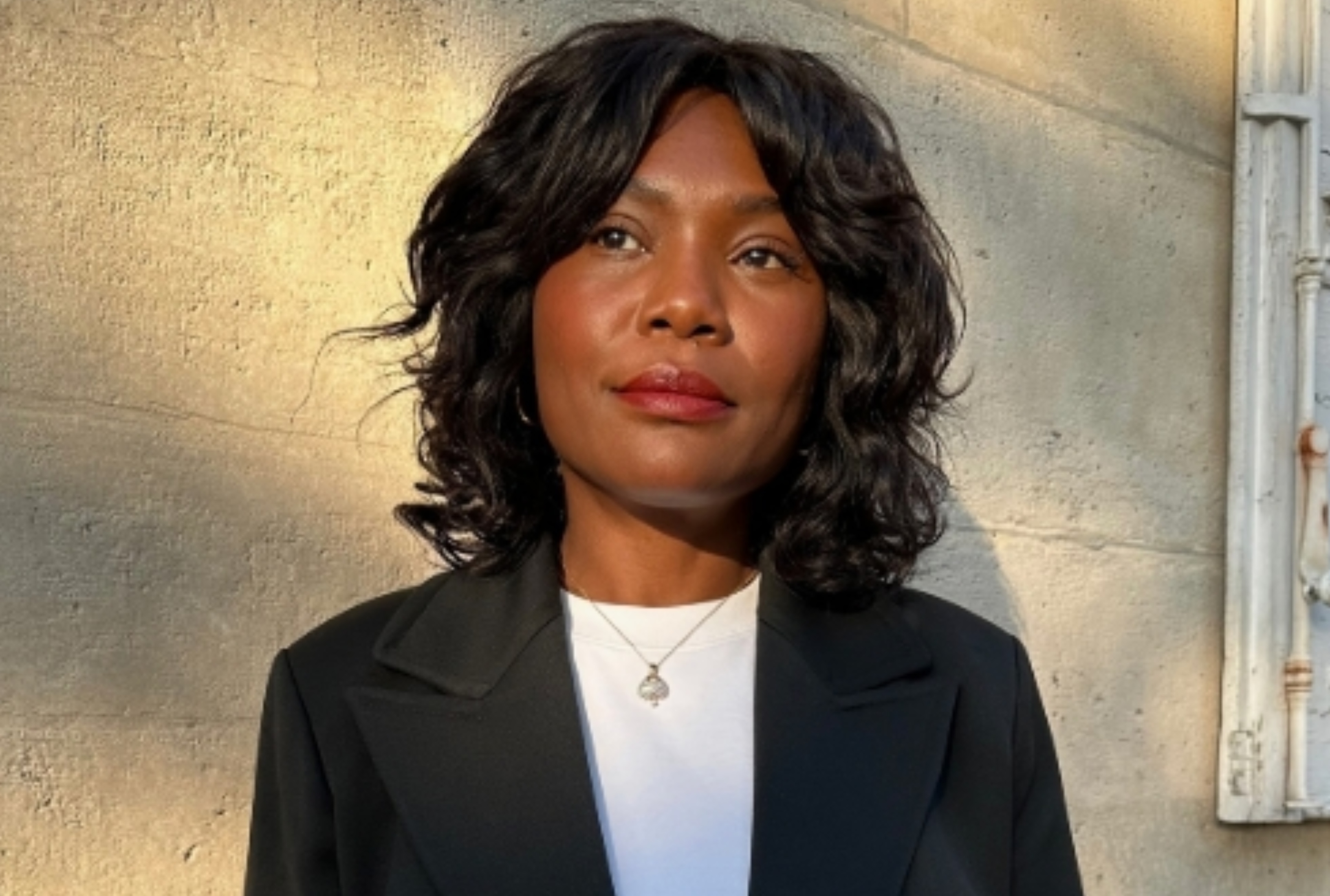 Αυτό είναι το καλύτερο κούρεμα για σγουρά μαλλιά και στρογγυλό πρόσωπο