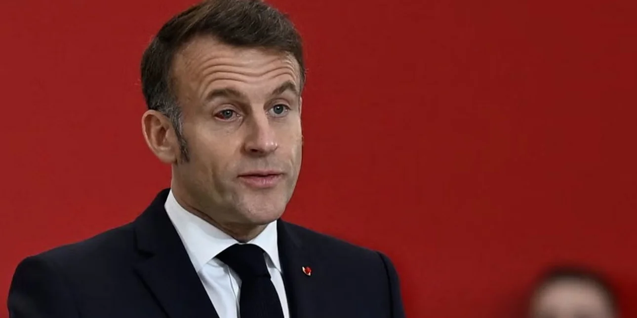 Θύμα ενδοοικογενεικής βίας ο Μακρόν; Το πρησμένο κόκκινο μάτι και το «Eye of the Tiger»