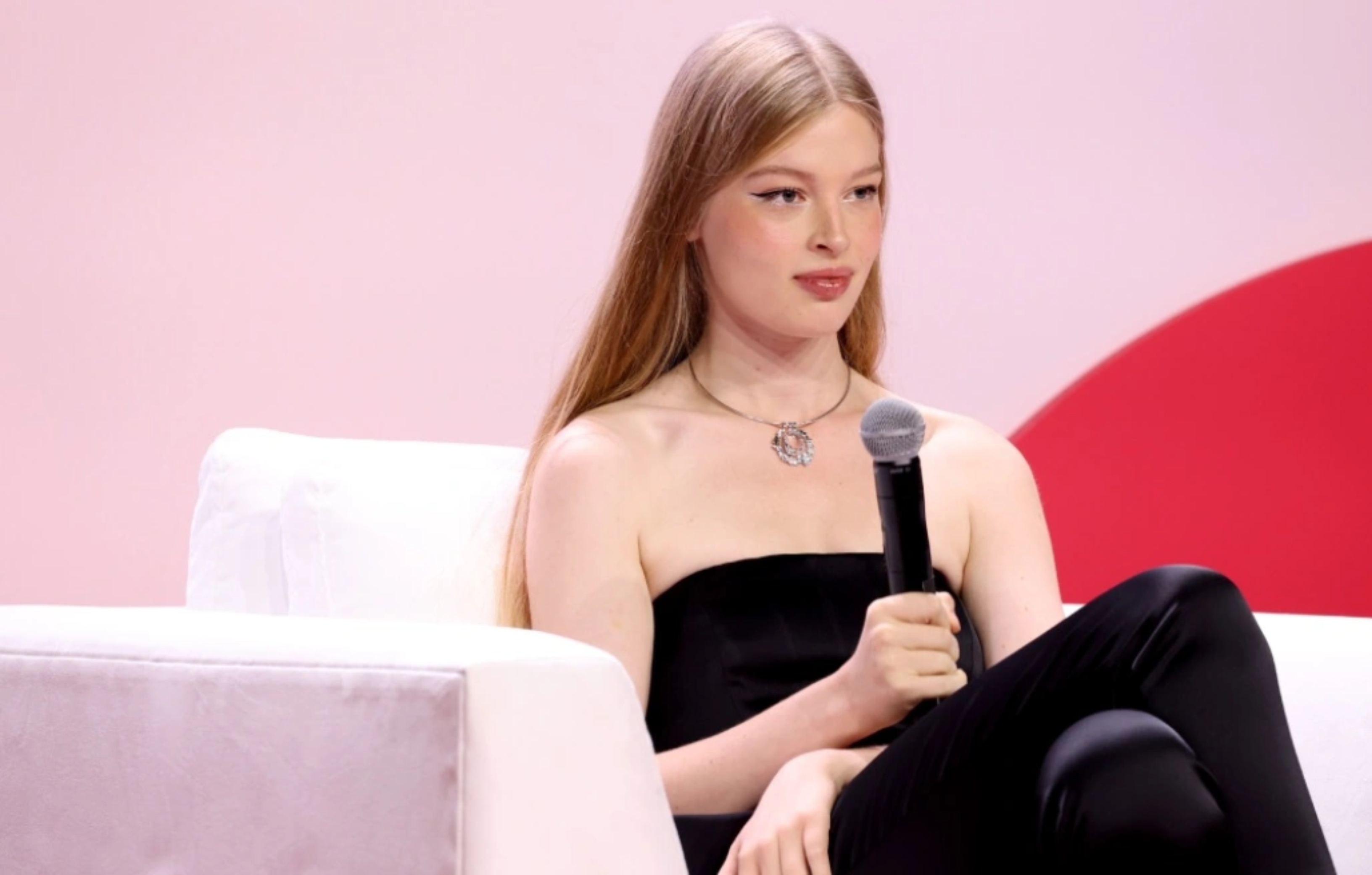 Η Ριάνα επέλεξε την τρανς κόρη του Έλον Μασκ ως το πρόσωπο της καμπάνιας της