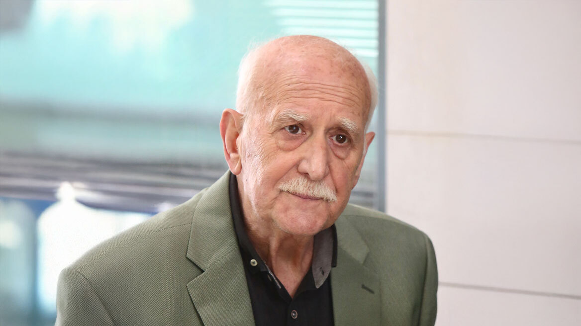 Oι τελευταίες στιγμές του Γιώργου Παπαδάκη και το ασθενοφόρο