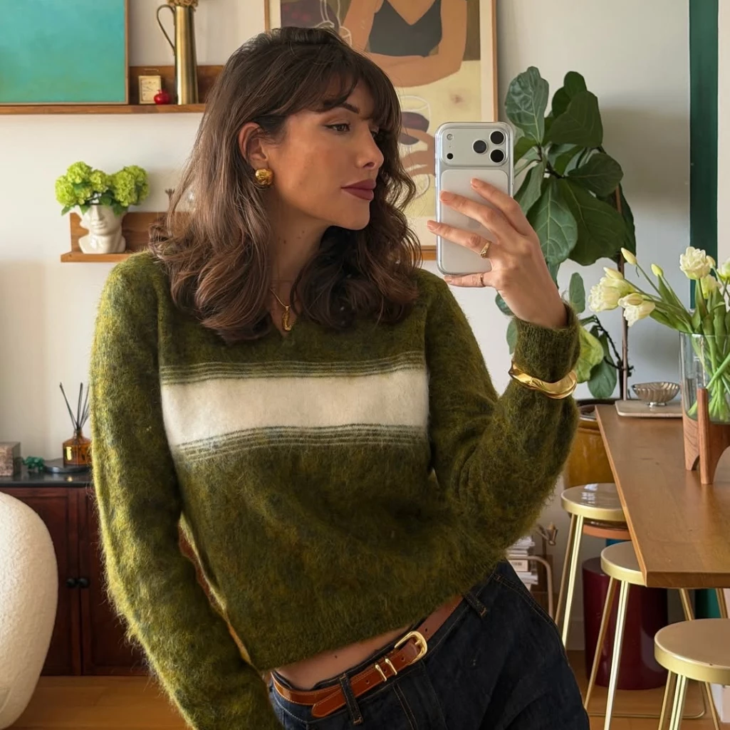 Τζιν + πλεκτό: Πώς οι Γαλλίδες απογειώνουν τον πιο απλό συνδυασμό και πώς να το κάνεις και εσύ