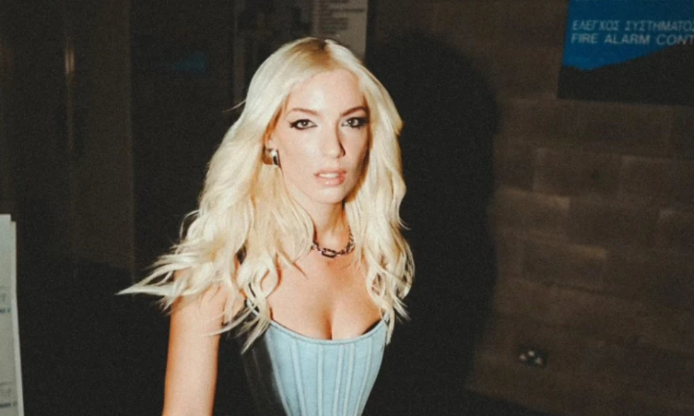 Οι πόζες της Άντρης Καραντώνη με φόντο το εμβληματικό σήμα του Ηollywood (ΦΩΤΟ)