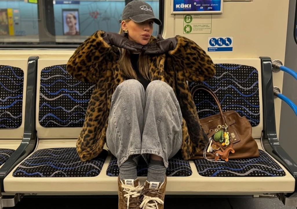 Sneakers στο γραφείο: 6 looks που συνδυάζουν άνεση και στιλ, για να εμπνευστείς