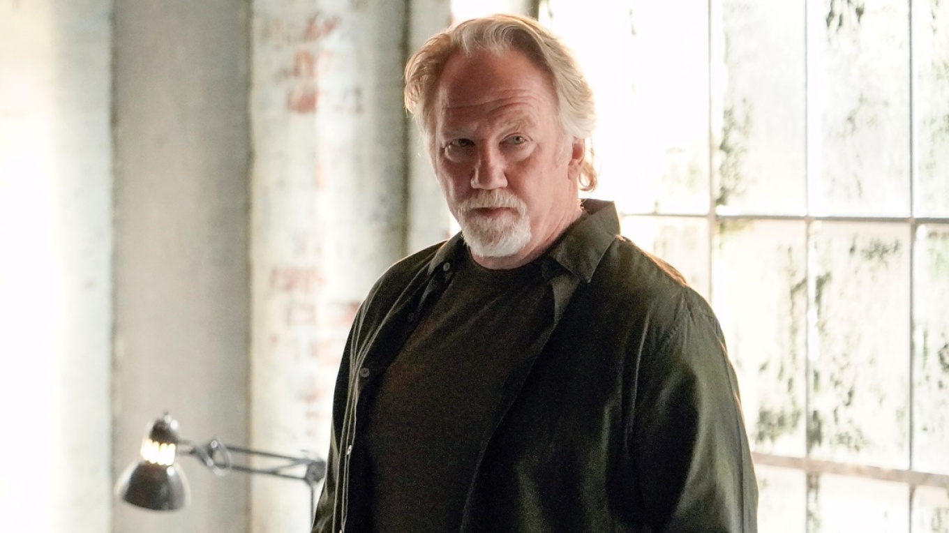 Ένταλμα σύλληψης για τον ηθοποιό του «West Wing» για φερόμενη σεξουαλική κακοποίηση ανηλίκων