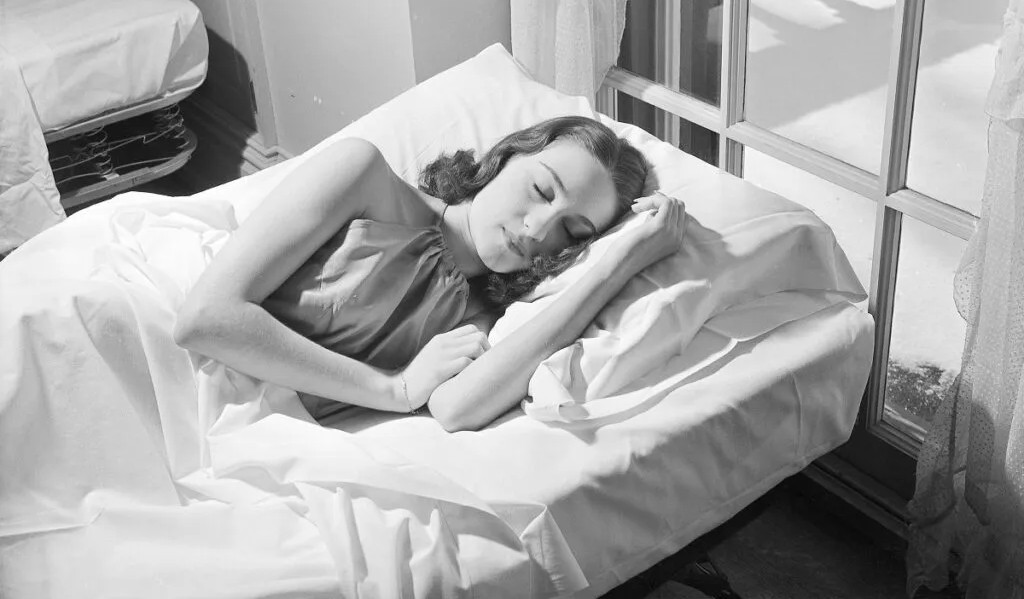 Αυτό είναι το ένα πράγμα που αποφεύγουν πριν από τον ύπνο όσοι κοιμούνται πραγματικά καλά το βράδυ