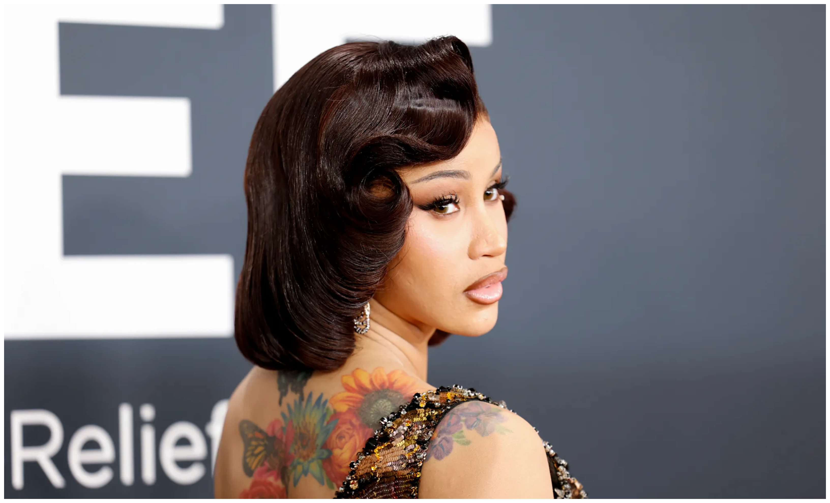 Απρόοπτο για την Cardi B: Έπεσε στο έδαφος ενώ χόρευε με… ρομπότ! (BINTEO)