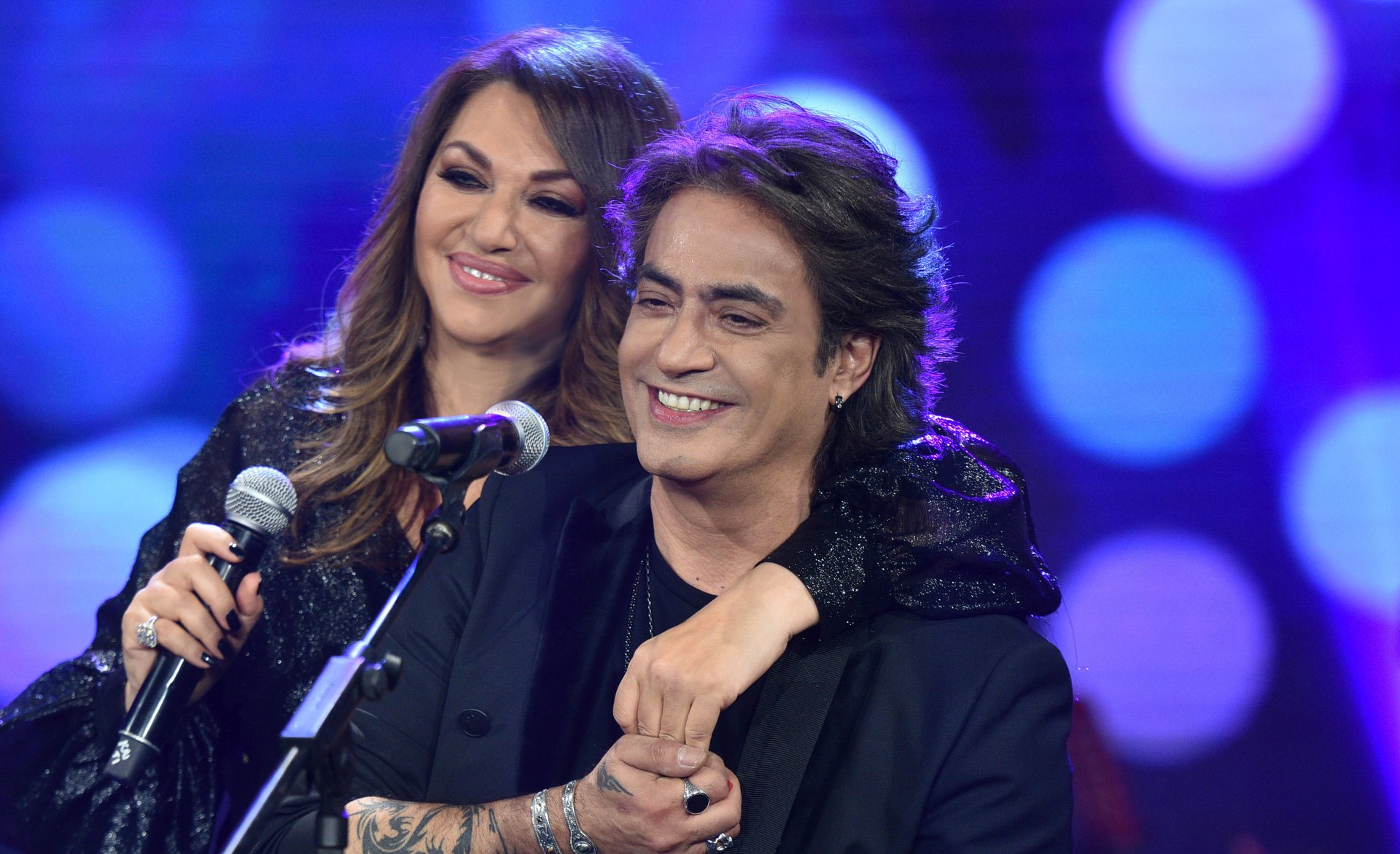 Γαρμπή & Σχοινάς: Η επίσκεψη σε «σύμβουλο γάμου» και το παθιασμένο φιλί on camera (BINTEO)