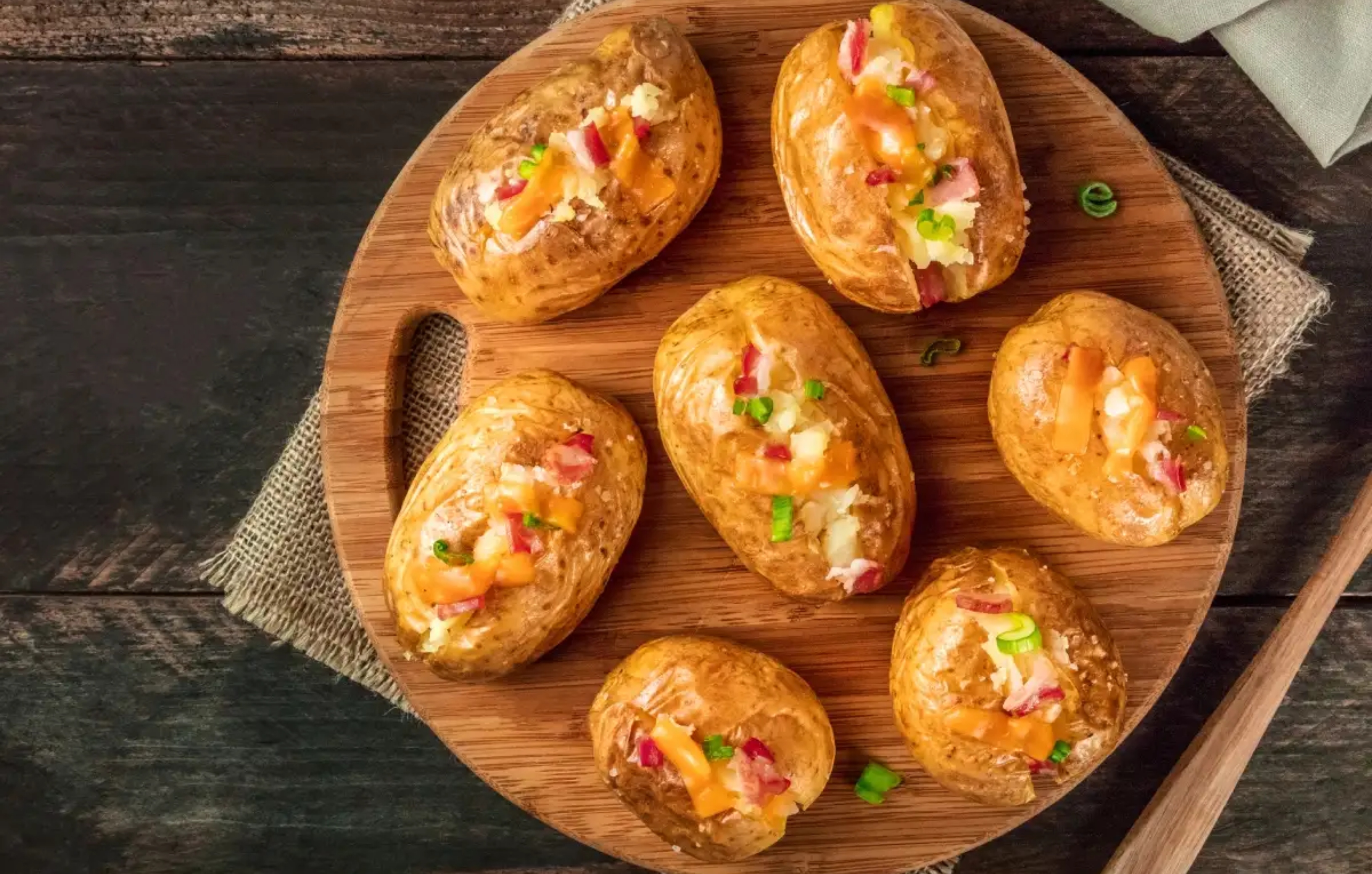 Nόστιμη συνταγή για ψητές πατάτες γεμιστές με τυρί και μπέικον