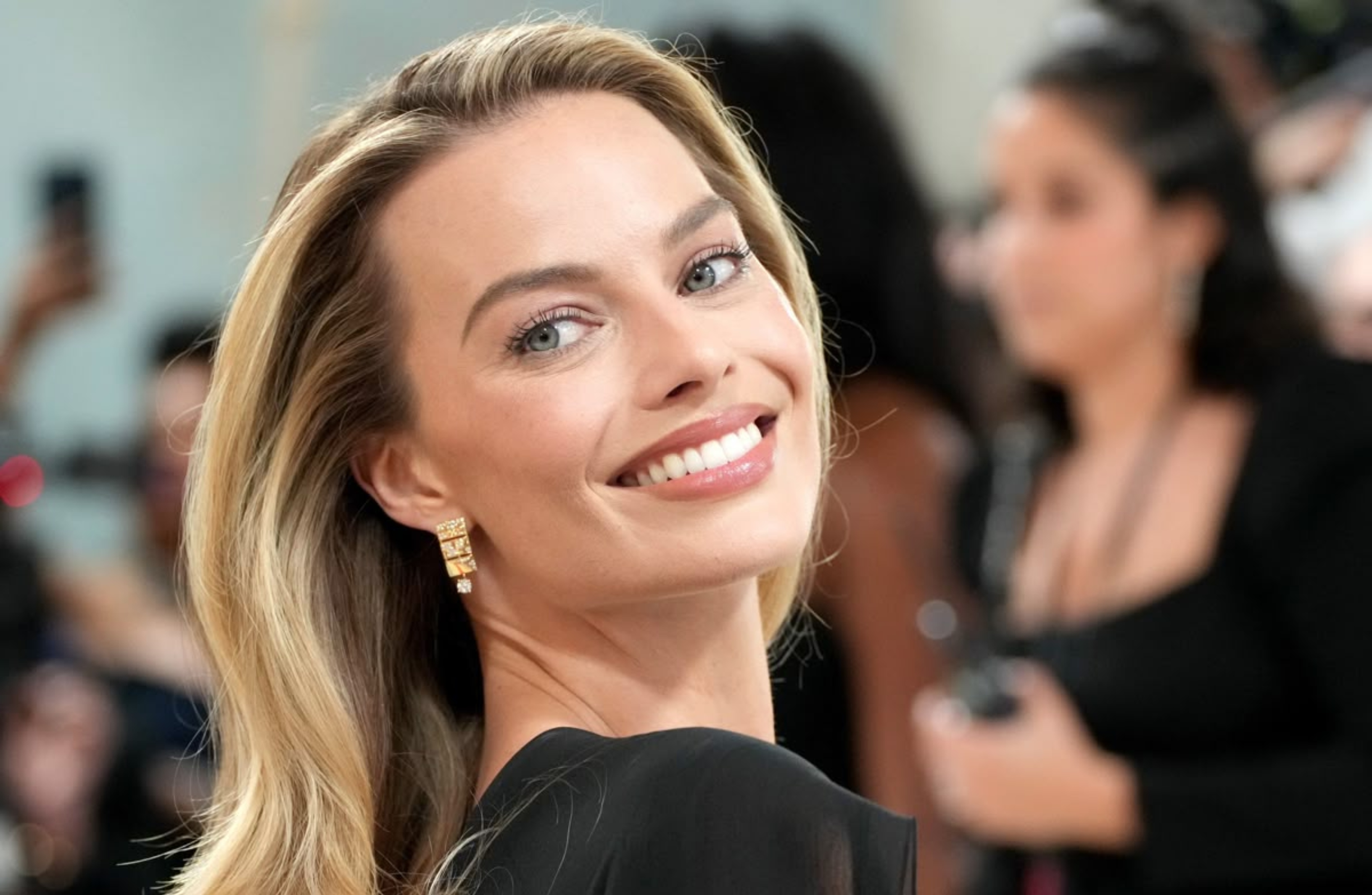 H Margot Robbie παραδίδει μαθήματα αψεγάδιαστου casual στυλ με Chanel