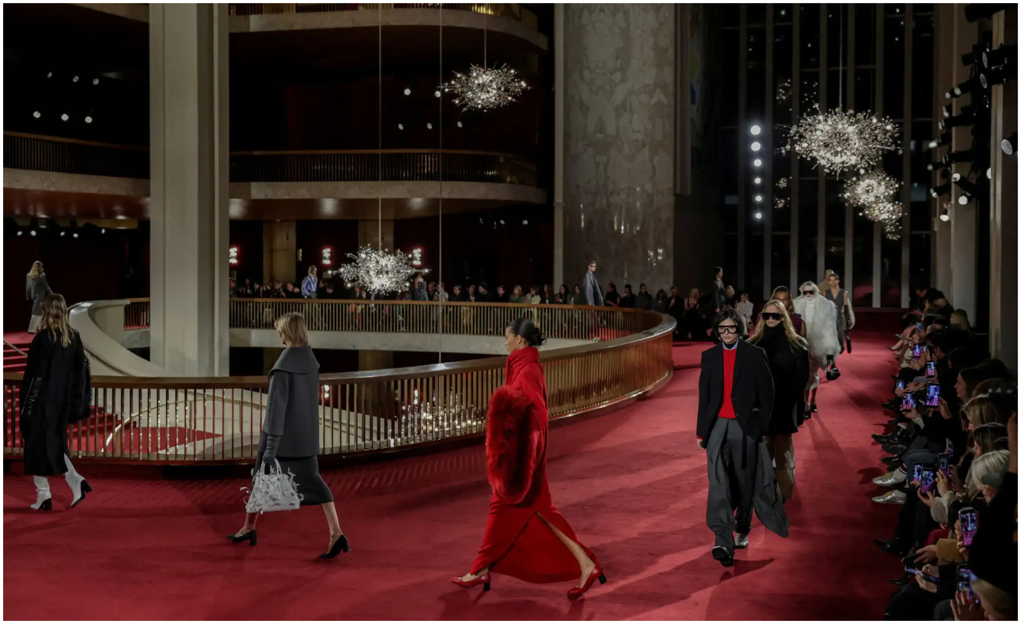 Michael Kors: Γιορτάζει 45 χρόνια με ένα φαντασμαγορικό show