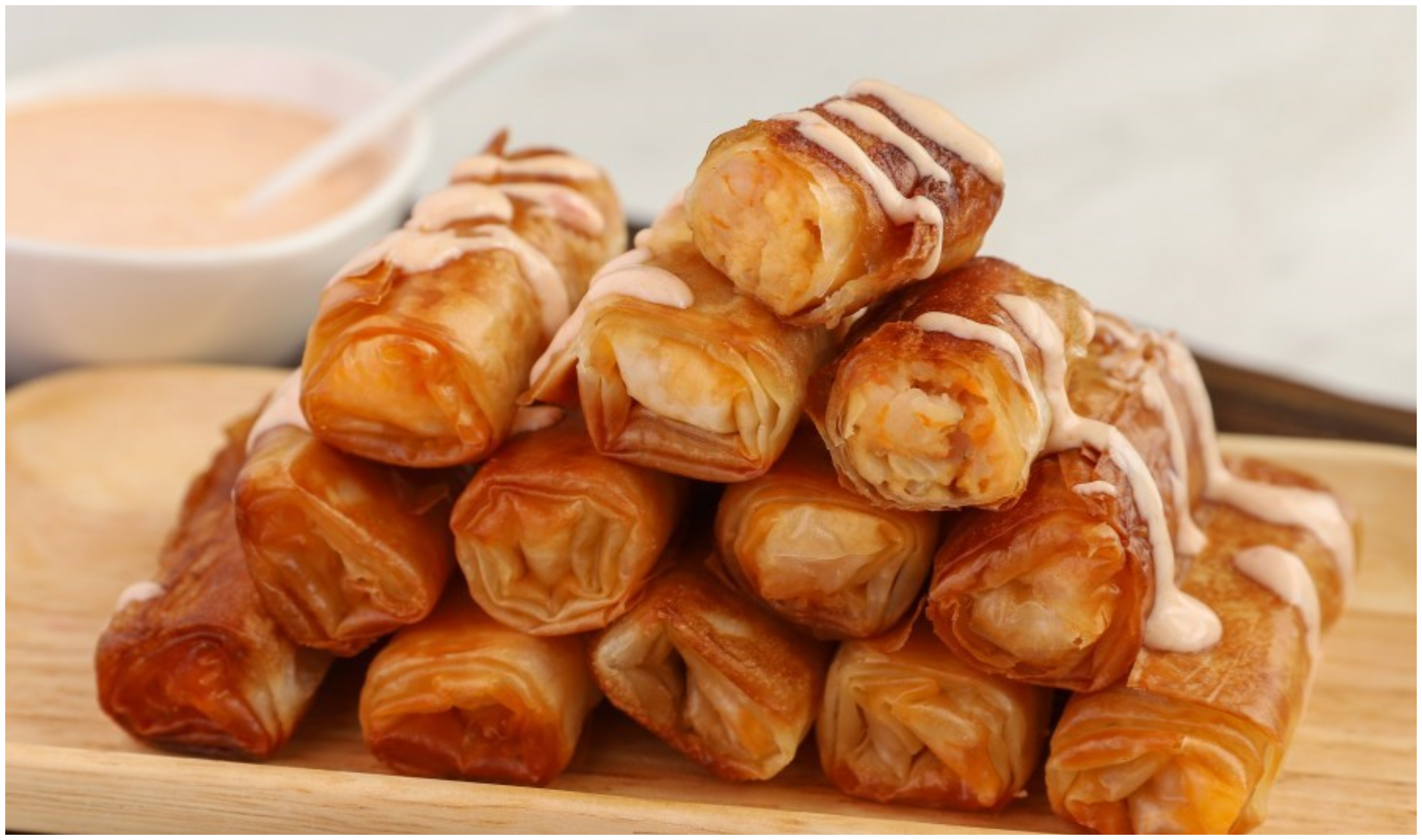 Συνταγή για ρολάκια γαρίδας με την πιο λαχταριστή σάλτσα φυστικοβούτυρου