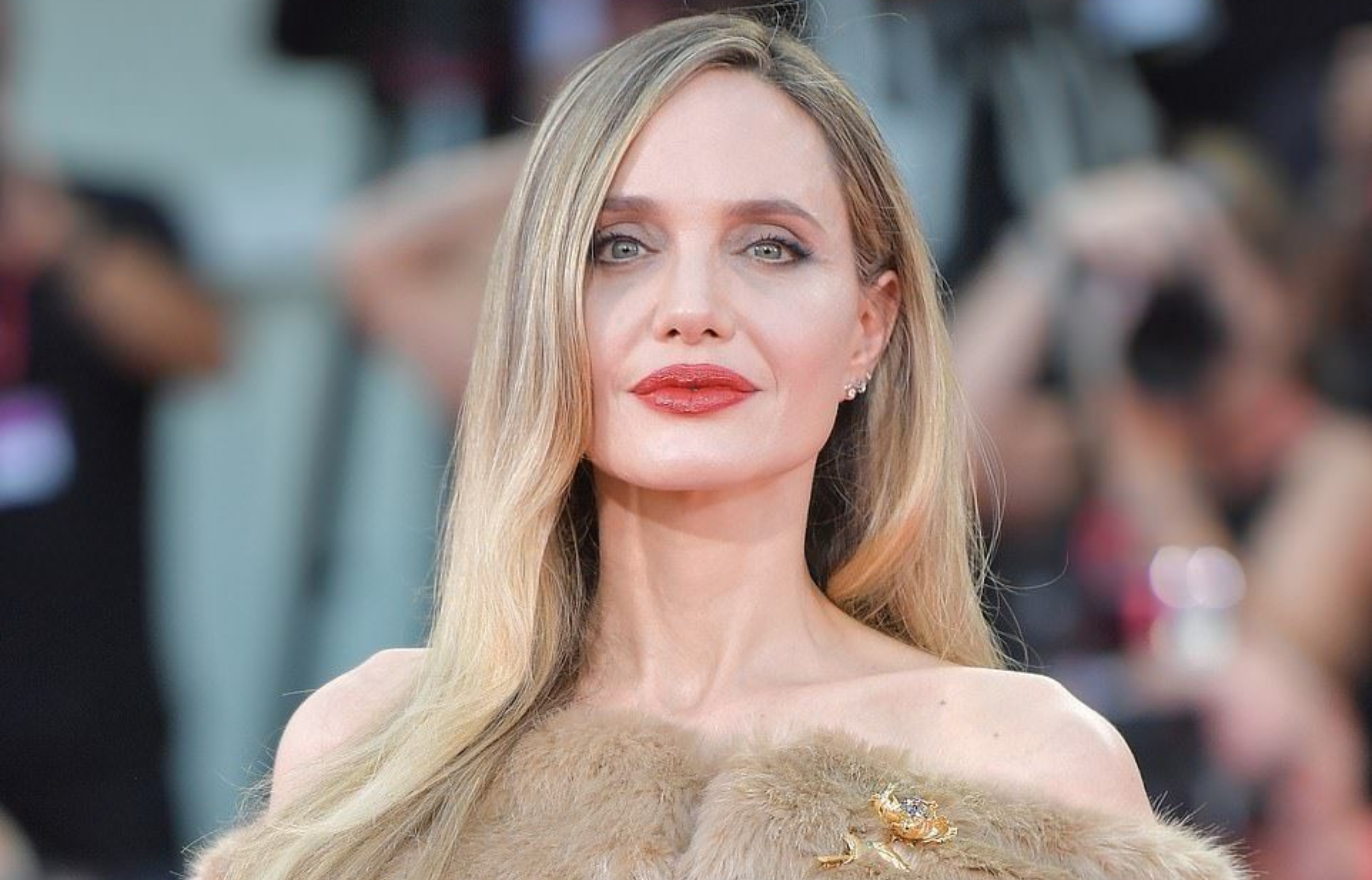 Angelina Jolie: Η εκθαμβωτική εμφάνιση στην πρεμιέρα της ταινίας της με Givenchy (ΦΩΤΟ)