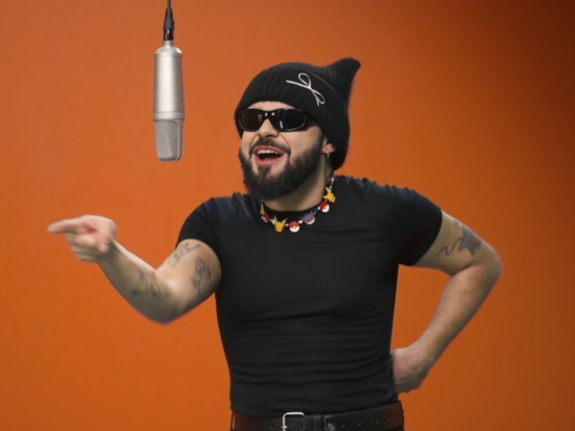 «Δεν παρακολουθώ τη Eurovision, είναι ένα πολύ περίεργο τραγούδι αλλά παρακαλάω τον Θεό να πάει καλά»