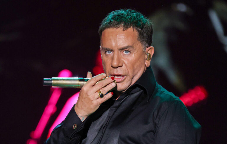 Μαζωνάκης: Αποκαλύπτει την ηλικία του και σε ποιον πασίγνωστο δημοσιογράφο θα δώσει συνέντευξη