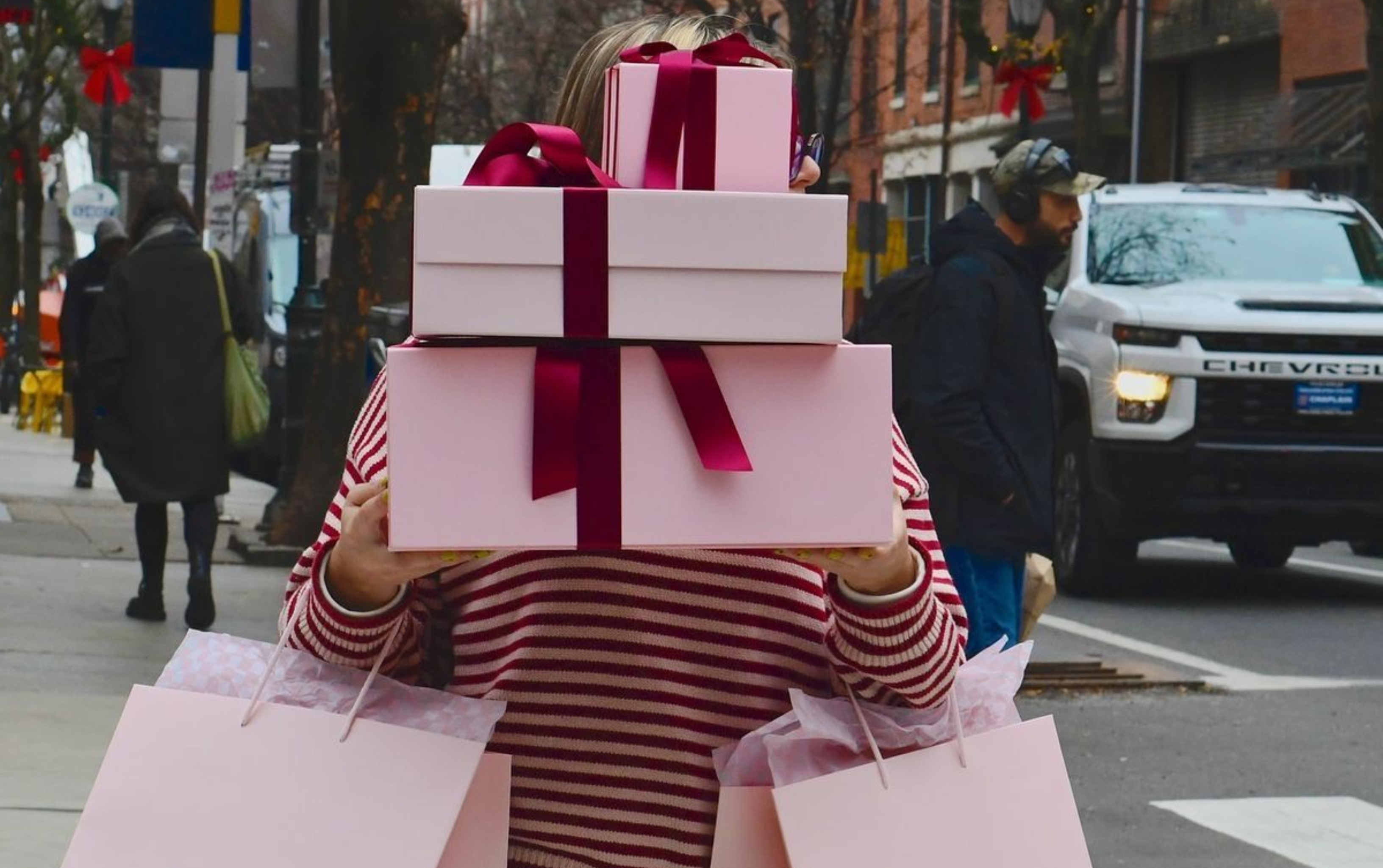 Αυτό είναι το jacket που βλέπουμε παντού και όλες οι γυναίκες το προσθέτουν στη συλλογή τους (ΦΩΤΟ)