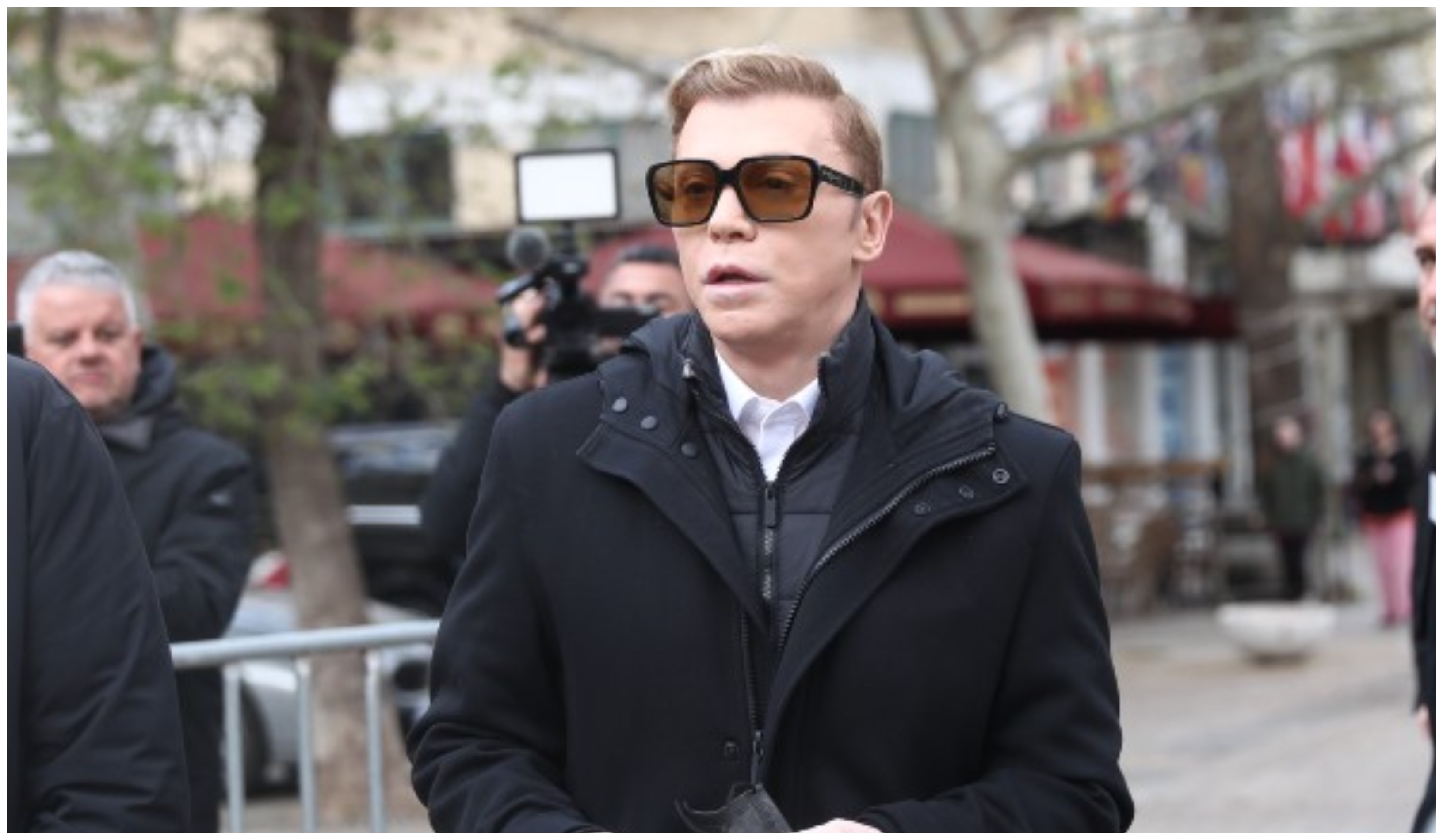 Κηδεία Μαρινέλλας: Τραγική φιγούρα ο Τάκης Ζαχαράτος – Σκυμμένος πάνω από το φέρετρό της (ΦΩΤΟ)