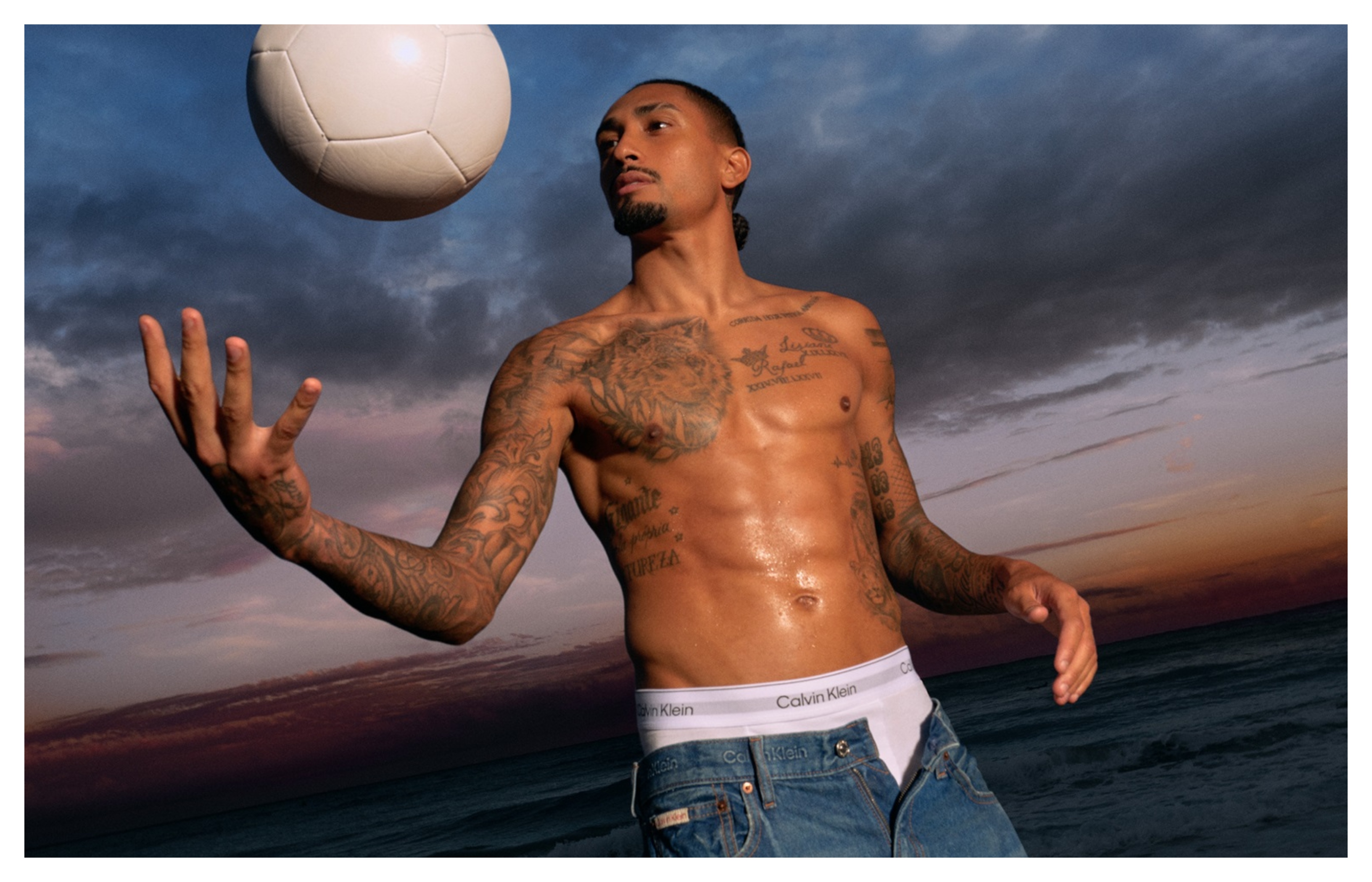 Η Calvin Klein επιλέγει τον ποδοσφαιριστή Raphinha για τη νέα καμπάνια εσωρούχων