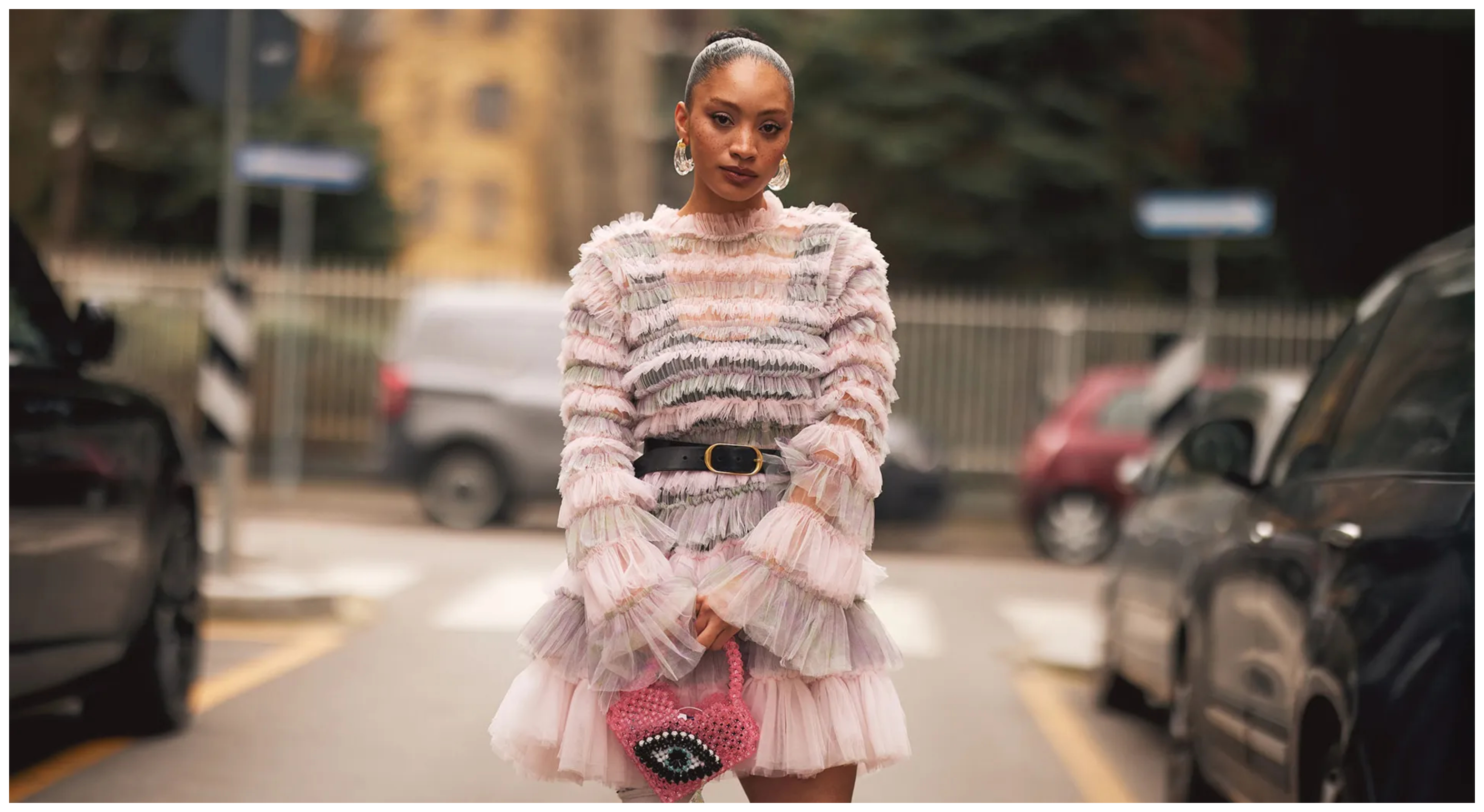 Η κομψή σιλουέτα φορέματος που θα κυριαρχήσει αυτή τη σεζόν