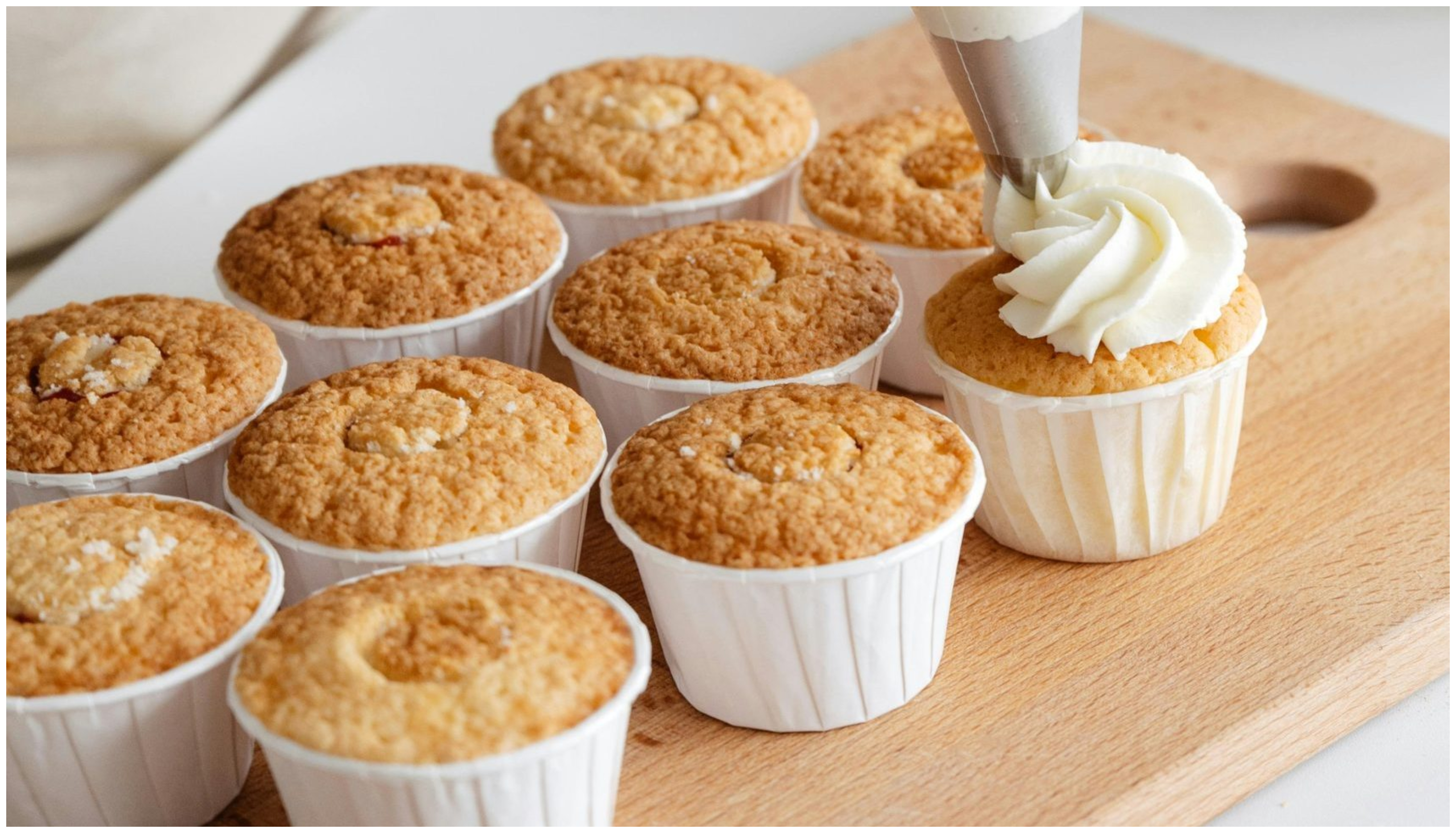 Εύκολη και υγιεινή συνταγή για αφράτα κεκάκια πορτοκαλιού