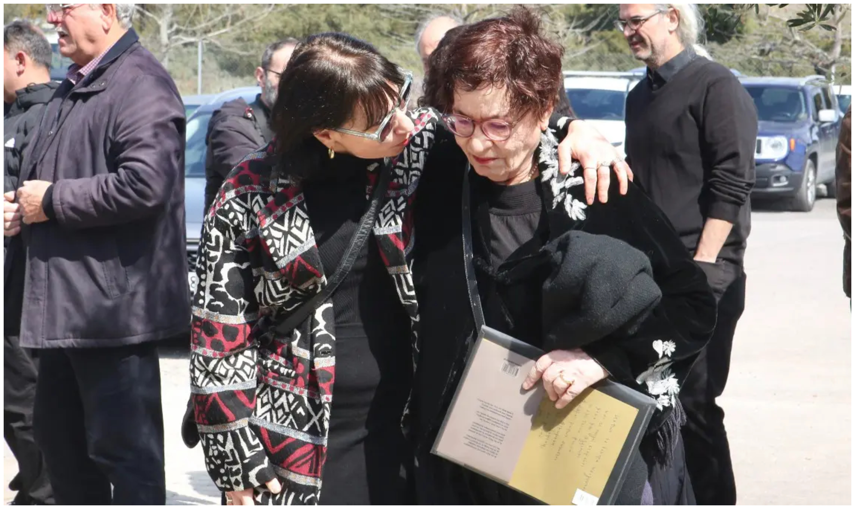 Βαλαβανίδης: Αυτή τη στιγμή το τελευταίο «αντίο» στη Ριτσώνα – Συντετριμμένη η σύζυγός του