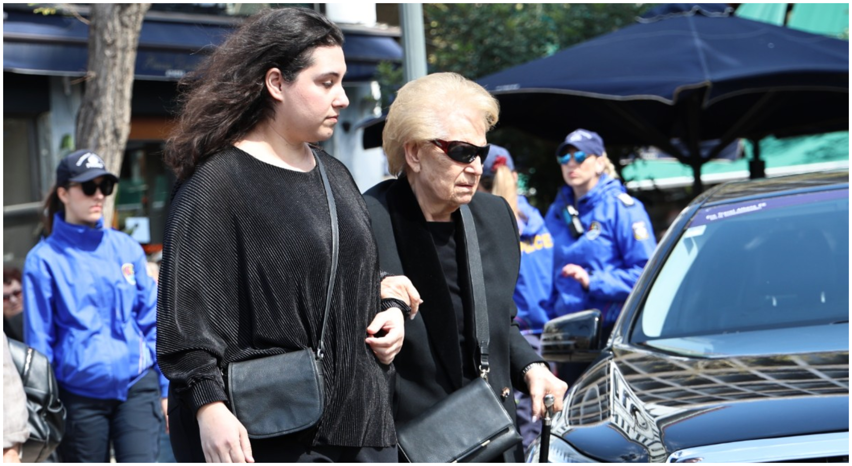 Κηδεία Μαρινέλλας: Τραγική φιγούρα η αδερφή της, Λούλα στο τελευταίο «αντίο»