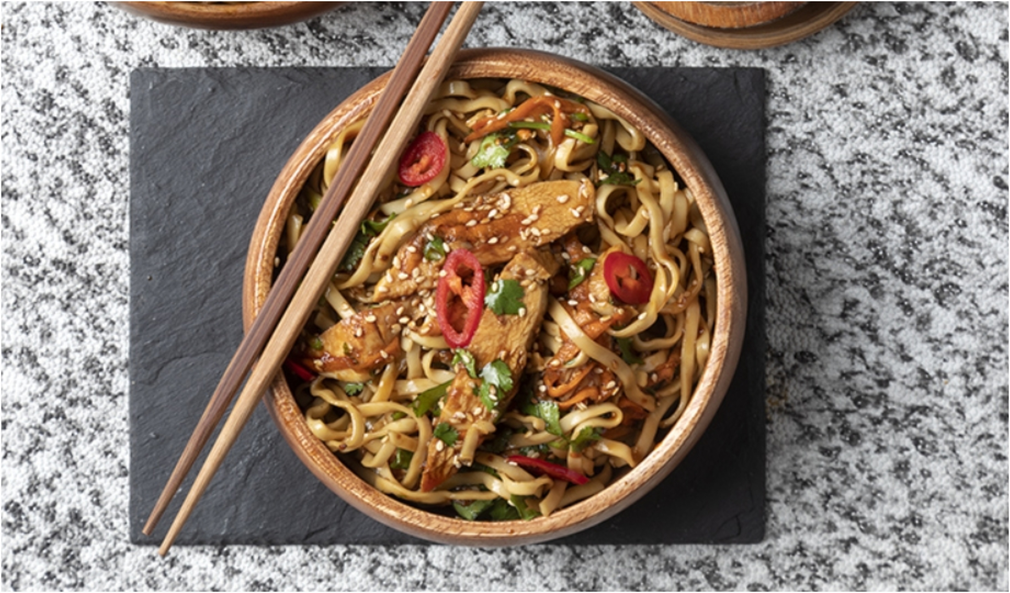 Νόστιμη συνταγή για σαλάτα με noodles, κοτόπουλο και σάλτσα τεριγιάκι