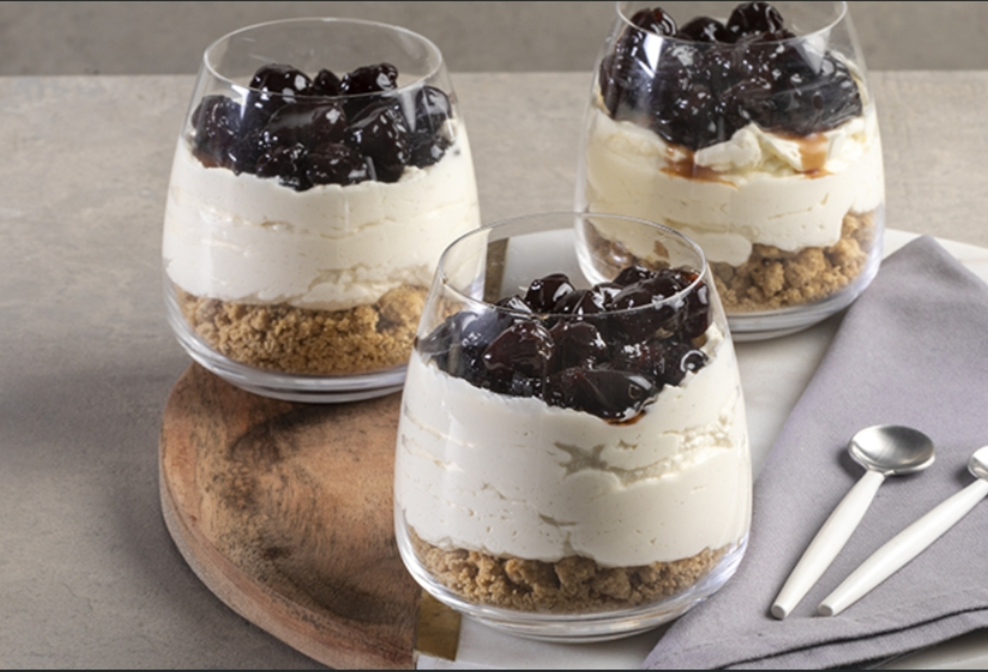 Συνταγή για ατομικά cheesecakes με crumble φουντουκιού και βύσσινο