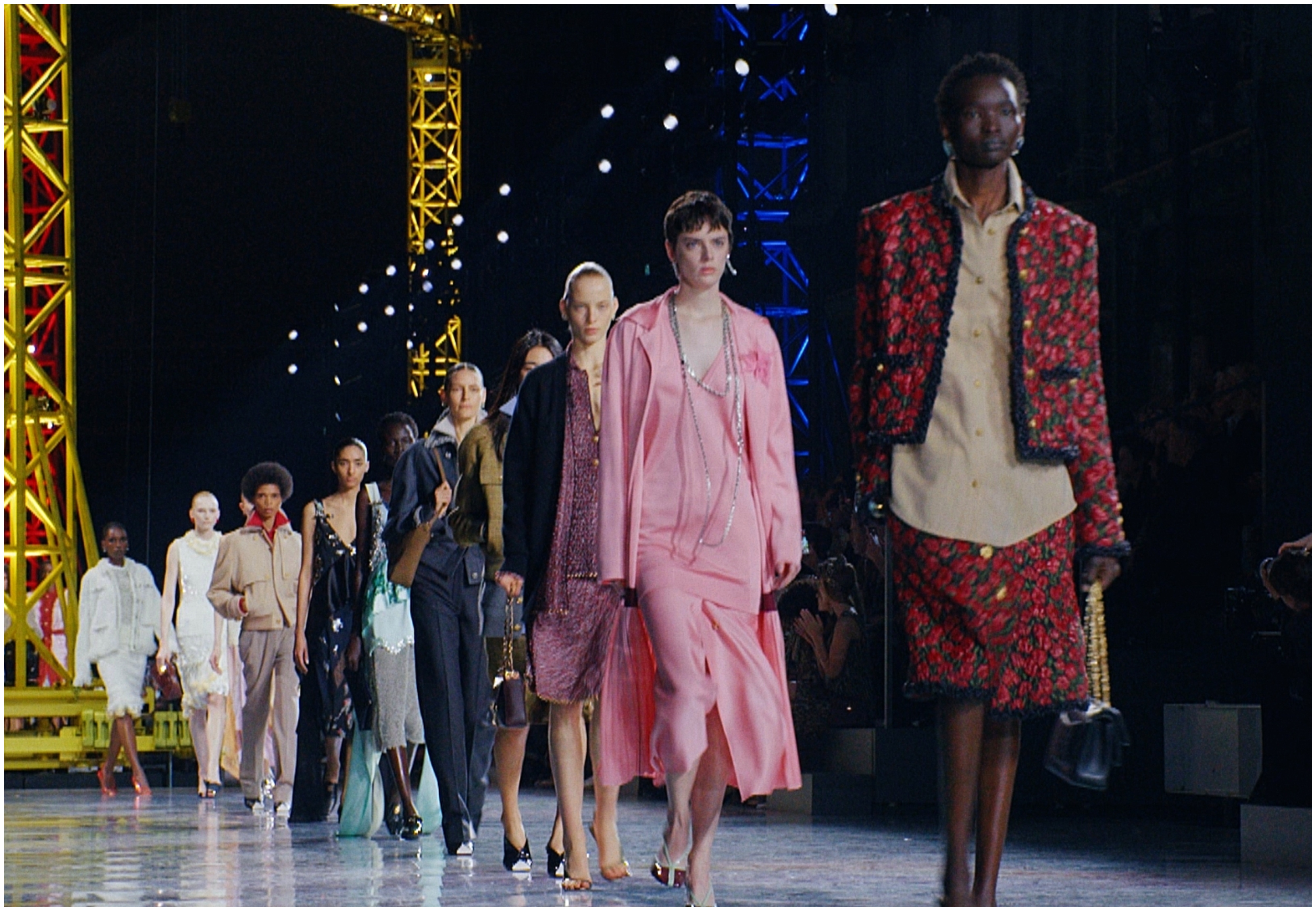 Chanel Φθινόπωρο/Χειμώνας 2026: Η μεταμόρφωση της γυναίκας – Aπό την καθημερινότητα στη φαντασία