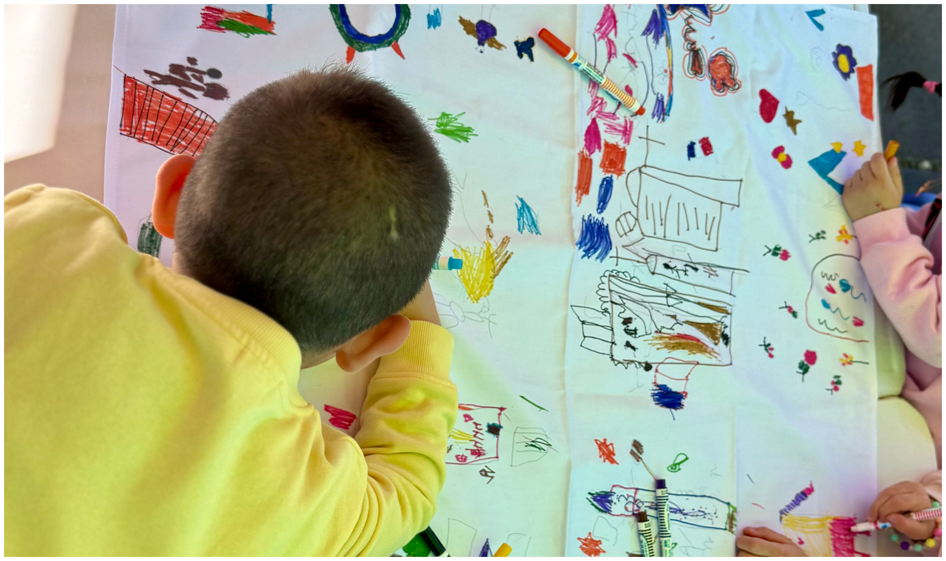 «Χωρίς κανόνες – κάθε γραμμή μετρά»: Ένα δημιουργικό εργαστήριο όπου τα παιδιά ζωγράφισαν τα δικά τους φουλάρια