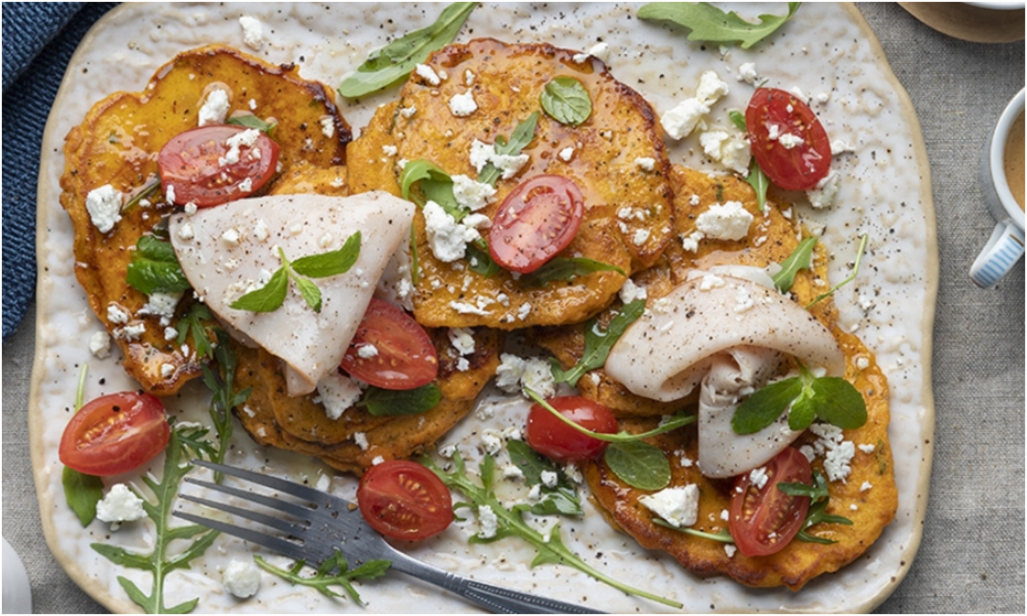 Nόστιμη συνταγή για pancakes γλυκοπατάτας με φέτα και ντοματίνια