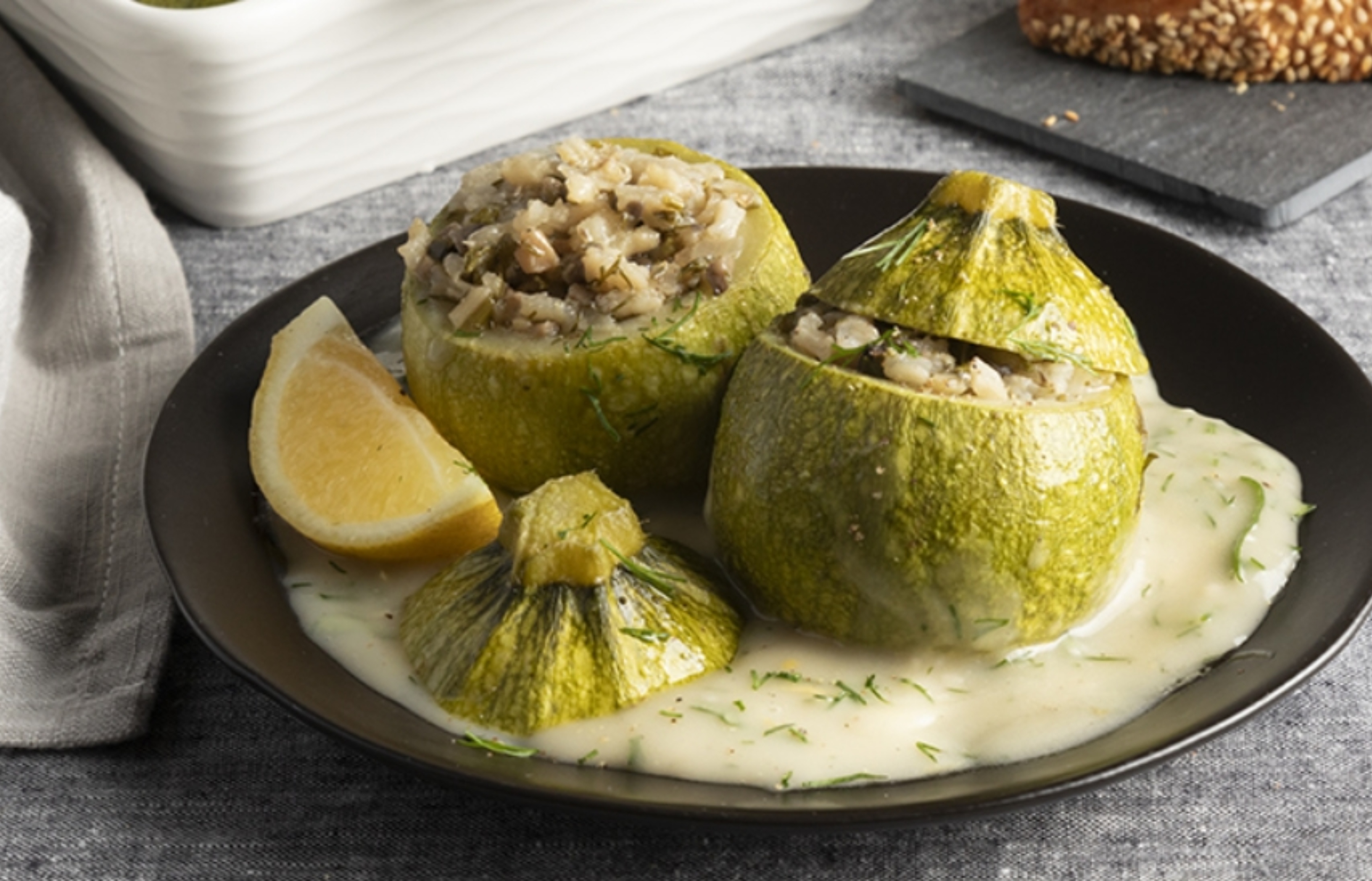 Nόστιμη συνταγή για vegan γεμιστά κολοκυθάκια με σάλτσα λεμονιού