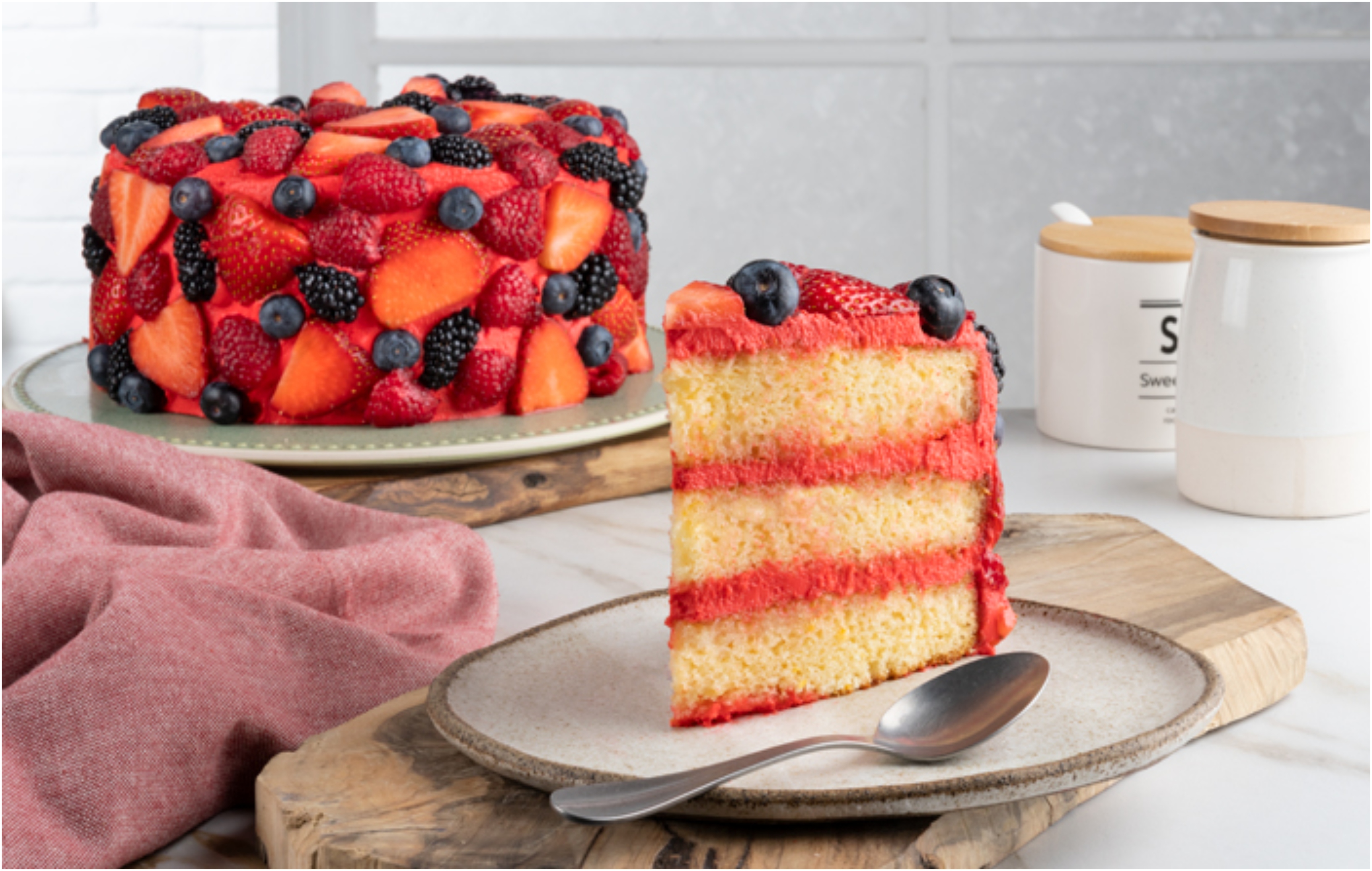 Λαχταριστή συνταγή για τούρτα με φράουλες και μούρα