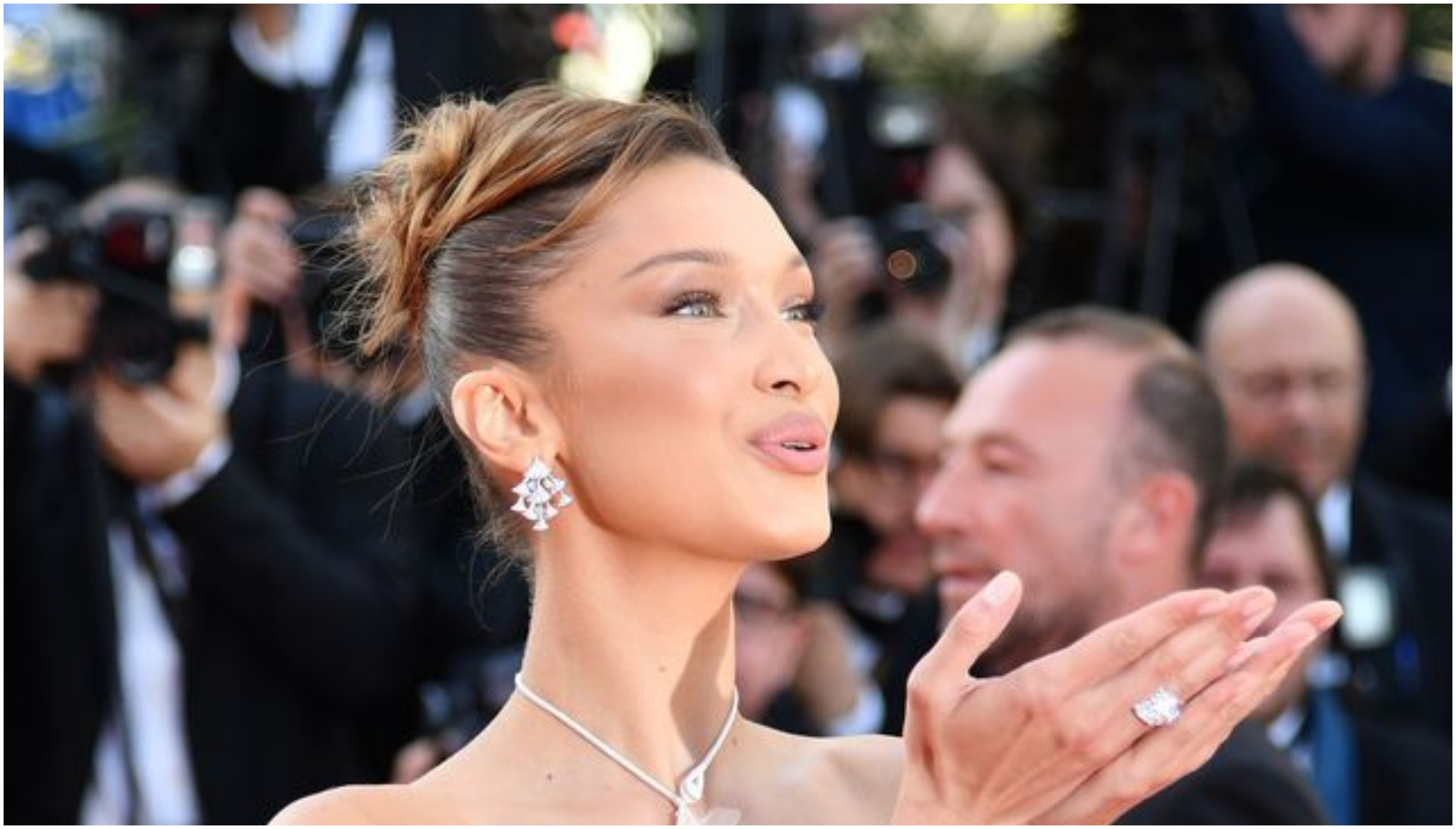 H Bella Hadid σου προτείνει το beauty look που αξίζει να αντιγράψεις τη φετινή άνοιξη (ΦΩΤΟ)